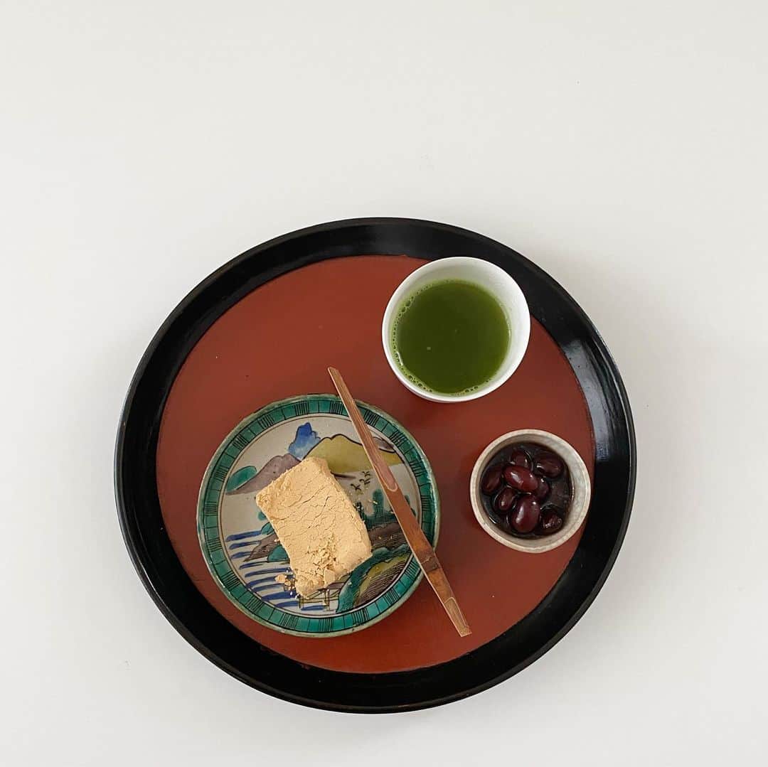 伊藤まさこさんのインスタグラム写真 - (伊藤まさこInstagram)「鍵善の鍵もちと、自分で煮た黒豆が本日のおやつ。黒豆の汁を少しかけていただきます。#masakooyatsumemo」5月12日 13時54分 - masakoito29