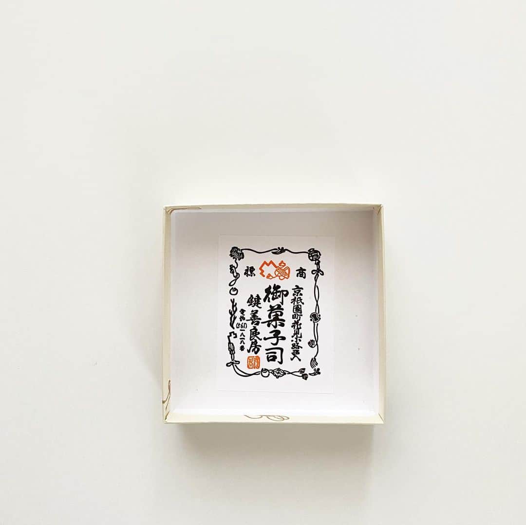伊藤まさこさんのインスタグラム写真 - (伊藤まさこInstagram)「鍵善の鍵もちと、自分で煮た黒豆が本日のおやつ。黒豆の汁を少しかけていただきます。#masakooyatsumemo」5月12日 13時54分 - masakoito29