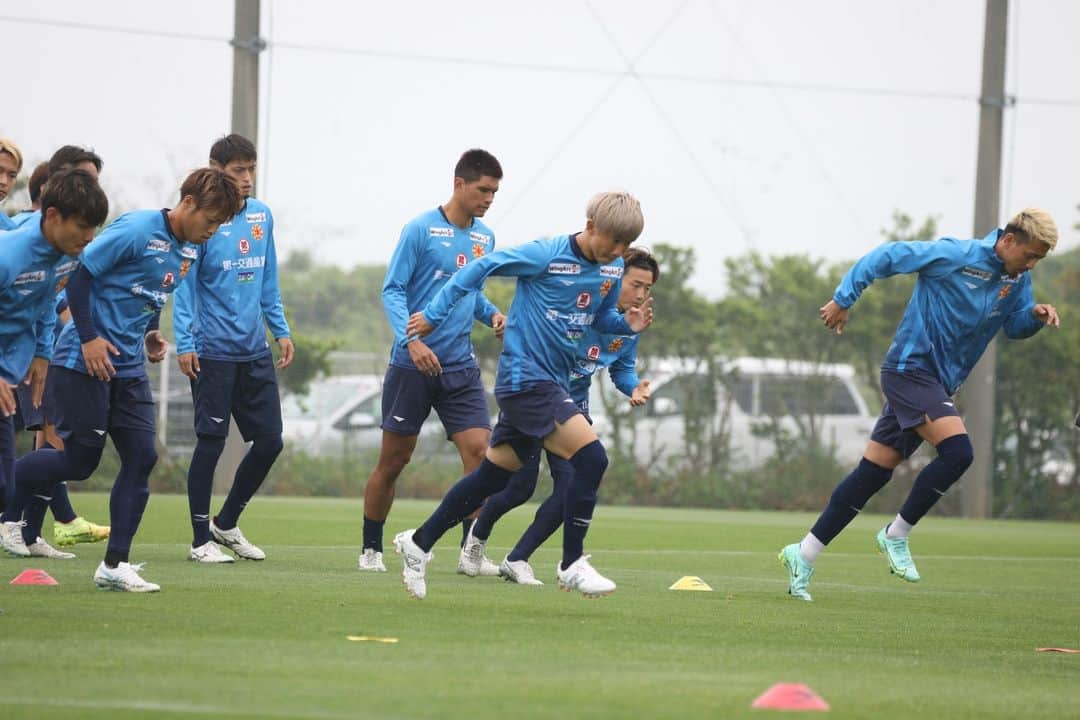 ギラヴァンツ北九州さんのインスタグラム写真 - (ギラヴァンツ北九州Instagram)「. Training photo📸 雨と寒さの中、再び八戸戦に向けての準備💪 久しぶりにサポーターの方がいらっしゃらない新門司、やはり寂しかったですね…。 . #giravanz #ギラヴァンツ北九州 #ギラヴァンツ #北九州 #Jリーグ #J3 #北九州の逆襲」5月12日 15時30分 - giravanz_kitakyushu