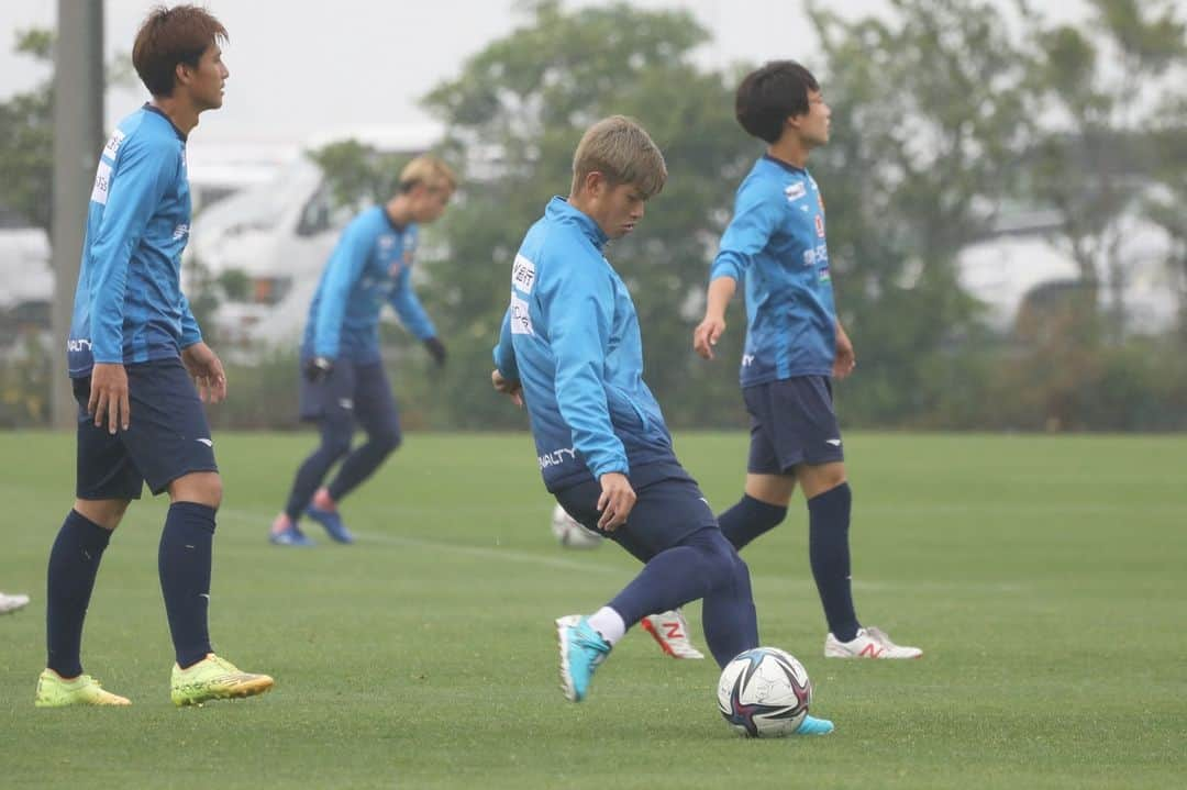 ギラヴァンツ北九州さんのインスタグラム写真 - (ギラヴァンツ北九州Instagram)「. Training photo📸 雨と寒さの中、再び八戸戦に向けての準備💪 久しぶりにサポーターの方がいらっしゃらない新門司、やはり寂しかったですね…。 . #giravanz #ギラヴァンツ北九州 #ギラヴァンツ #北九州 #Jリーグ #J3 #北九州の逆襲」5月12日 15時30分 - giravanz_kitakyushu