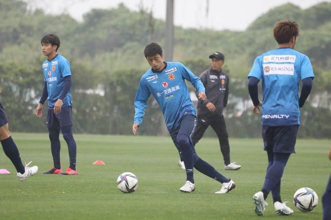 ギラヴァンツ北九州さんのインスタグラム写真 - (ギラヴァンツ北九州Instagram)「. Training photo📸 雨と寒さの中、再び八戸戦に向けての準備💪 久しぶりにサポーターの方がいらっしゃらない新門司、やはり寂しかったですね…。 . #giravanz #ギラヴァンツ北九州 #ギラヴァンツ #北九州 #Jリーグ #J3 #北九州の逆襲」5月12日 15時30分 - giravanz_kitakyushu