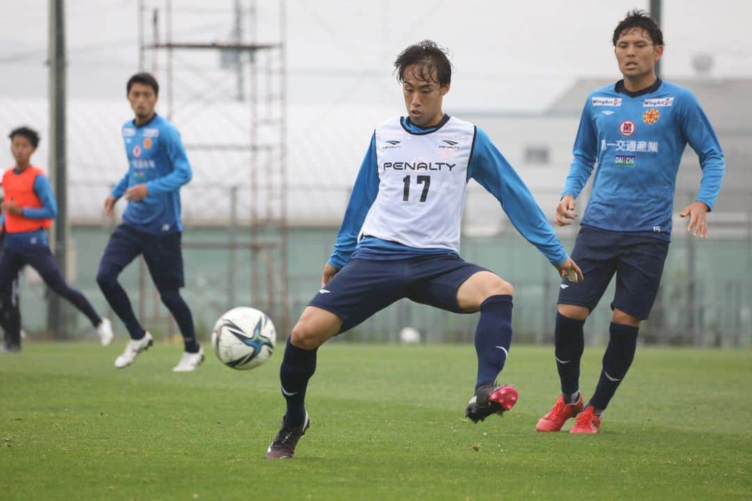 ギラヴァンツ北九州さんのインスタグラム写真 - (ギラヴァンツ北九州Instagram)「. Training photo📸 雨と寒さの中、再び八戸戦に向けての準備💪 久しぶりにサポーターの方がいらっしゃらない新門司、やはり寂しかったですね…。 . #giravanz #ギラヴァンツ北九州 #ギラヴァンツ #北九州 #Jリーグ #J3 #北九州の逆襲」5月12日 15時30分 - giravanz_kitakyushu