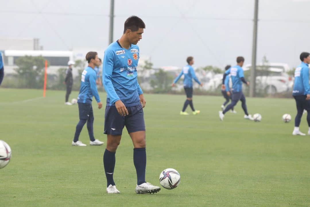 ギラヴァンツ北九州さんのインスタグラム写真 - (ギラヴァンツ北九州Instagram)「. Training photo📸 雨と寒さの中、再び八戸戦に向けての準備💪 久しぶりにサポーターの方がいらっしゃらない新門司、やはり寂しかったですね…。 . #giravanz #ギラヴァンツ北九州 #ギラヴァンツ #北九州 #Jリーグ #J3 #北九州の逆襲」5月12日 15時30分 - giravanz_kitakyushu