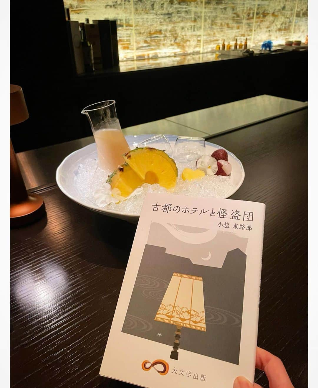 田中良子さんのインスタグラム写真 - (田中良子Instagram)「#京都センチュリーホテル で5月14日から開催の #本と歩く謎解きの夜 #推理作家からの挑戦状 にいってきました🙌🏻 いやあ〜めっちゃくっちゃ面白かった。もうしたい(答え知ってるけど😂)  チェックインの際に一冊の本を受け取るんですが、立派な本で(え、これ謎解きの、、本？)ってなりました。 部屋で、さて読むか〜と読み始めたらめちゃくちゃ物語に没頭してた😂 ストーリーとホテルの重厚な雰囲気もとてもマッチしていて、部屋で読んだりロビーで読んだり純粋に小説も楽しんでました。  自分自身が主人公となり、ストーリーに沿ってホテルを #探索 するタイプの #謎解き だったんですが、 #謎 もすごくよくできてました。あと謎数が多いのも個人的には好きです。(いっぱい解きたい♡)  1番好きだったのが、あそこにあれ置いてるのが、、、、、、、、 熱かったあ。謎的にも小説とのリンク的にも私の胸わしづかみされました(この謎解きをすれば皆さんにも伝わるはずだ！笑) 難易度も私にはちょうどよかったです。はじめスイスイ、最後時間が足りない(これはいつもです) もし謎に行き詰まっても、ヒントページもあるのでご安心を！(私はみてません、みてませ、みてま、みた)  宿泊型の #ホテル脱出 もしたことあるけど、今まで自分がした中で1番好きです❤️物語と場所場面、自分の行動がリンクしているので、ストーリーに沿ってその場所に早く行きたくなるし、ﾒﾁｬｸﾁｬわくわくしました。ただ怖がりなので客室入って誰かいたらどうしよう、と思って入れない時間もありました😂(※これはお化け屋敷ではありません)  謎解きした後は、成功した方と失敗した方どちらにも #カクテル が提供されます(私は失敗🥹) 大人な雰囲気の #bar でカクテル🍸をいただきながら、解き終わった本📕を読みながら(新たな発見もあるので是非読んで！)余韻に浸りまくれます。  私は #朝食付きプラン だったんですが朝ごはんも美味しすぎたぁっ❤️❤️ 高級感のある #ホテル での 宿泊謎解き体験に美味しいご飯。 満足しかなかったです。  5月14日から9月30日まで開催されてるので興味のある方は是非🙌🏻🙌🏻  https://nazotoki-project.com/kyoto_centuryhotel2/  #kyoto #kyotocenturyhotel #hotel #japan #脱出ゲーム #謎組 #体験型謎解き #読書 #読書の時間 #映えスポット #映えホテル」5月12日 18時52分 - tanakaryoko102