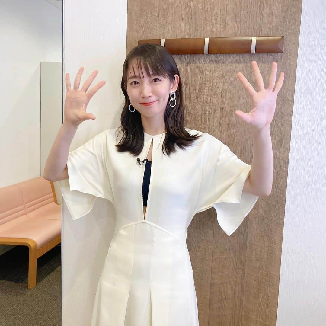 吉岡里帆（マネージャー）さんのインスタグラム写真 - (吉岡里帆（マネージャー）Instagram)「『ハケンアニメ！』番宣の収録がついにひと段落して、あとはOAを待つのみとなりました！🙌  昨日の笑ってコラえてのダーツの旅に始まり、どんどんOAが続くのでどうぞ皆さんお楽しみに🌟  さてこのあとは！  19:00〜　テレ朝「ウラ撮れちゃいました」 20:00〜　日テレ「ぐるナイ」  ぜひぜひご覧ください☺️🙏❤️‍🔥  #ハケンアニメ @hakenanime2022  #いつかの吉岡さん  hair&makeup @mifune2014  styling @ainomasaki   dress @victoriabeckham shoes @sergiorossi earring @lanaswans_official」5月12日 18時54分 - rihoyoshioka_mg