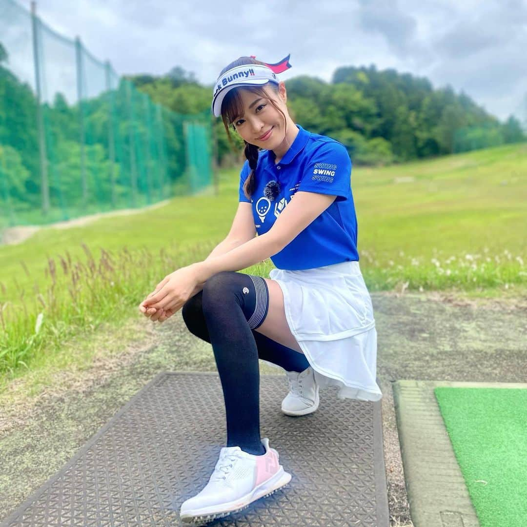 高橋としみさんのインスタグラム写真 - (高橋としみInstagram)「今日は撮影2日目⛳️ 雨もギリギリもってよかった😊  今日のコーデは爽やかにしたかったのに ニーハイ黒で失敗しちゃった🥺💦 シューズは @footjoy.japan さんの #FJFUEL 軽くて、防水性能もバッチリなスパイクレス😊 メンズもあるよ👍👍  あと今、店頭で購入すると マーカーがついてくるよ😍😍 かわいい❤️  #ゴルフ#ゴルフ女子#golf #エナジーミナギル#footjoy #フットジョイ#フューエル#千葉セントラルゴルフクラブ」5月12日 19時32分 - toshimi_1002