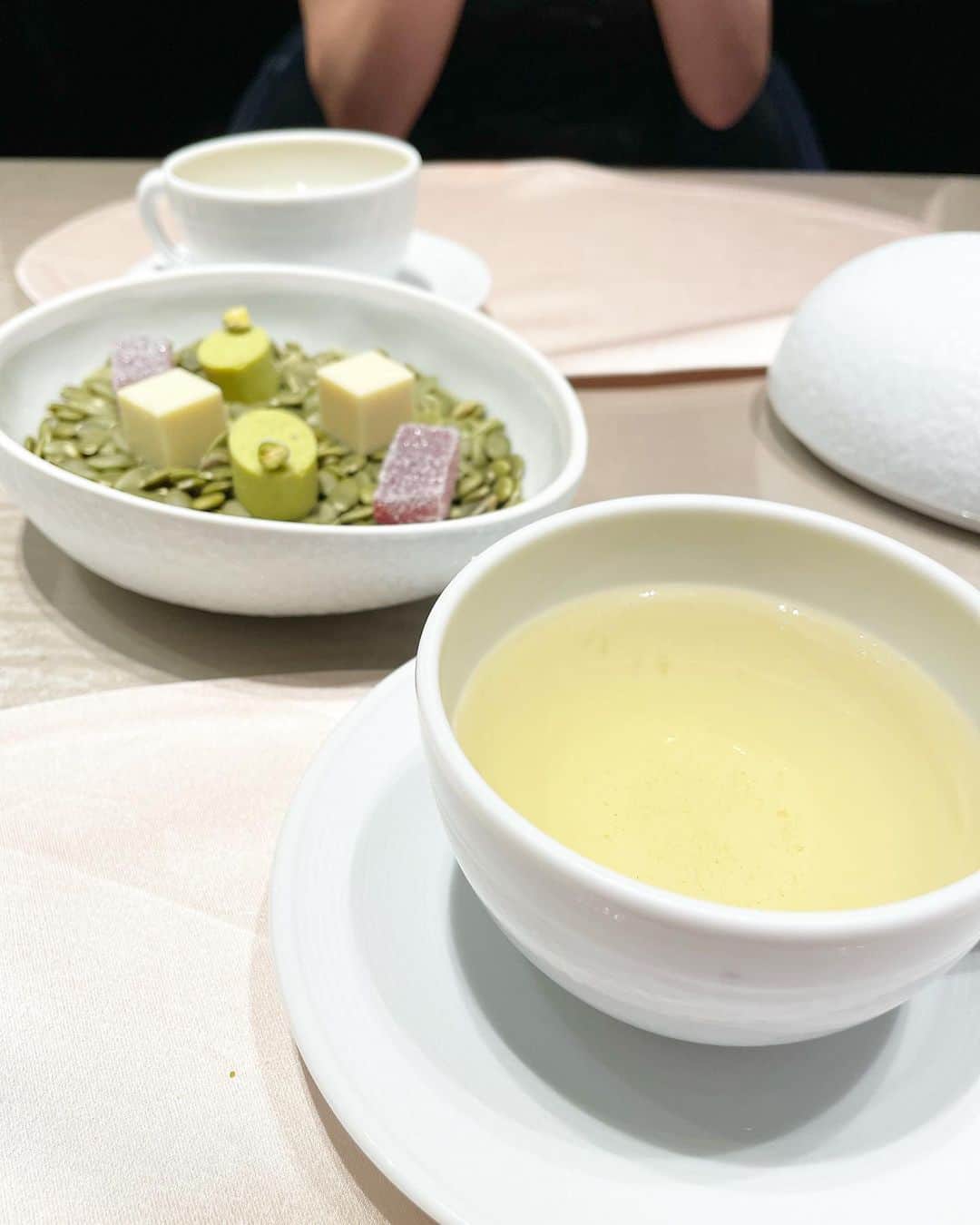 KAORI.OMURA 大村香織さんのインスタグラム写真 - (KAORI.OMURA 大村香織Instagram)「かなり振り返り投稿になりますが、打合せを兼ねた会食🍽 @armanirestaurants  ・ グルテン対応もしていただき感謝です✨ ・ 確か10年振り位にお邪魔したのですが、お料理が凄く美味しくて全て完食😋 ・ お料理が出てくる度に綺麗✨と呟いていました☺︎ ・ #銀座#銀座グルメ #銀座ディナー #イタリアン #銀座イタリアン #アルマーニリストランテ #ginza#dinner #都内グルメ #おすすめのお店 #アラフォー#外食#外食記録」5月12日 19時38分 - kaori.omura