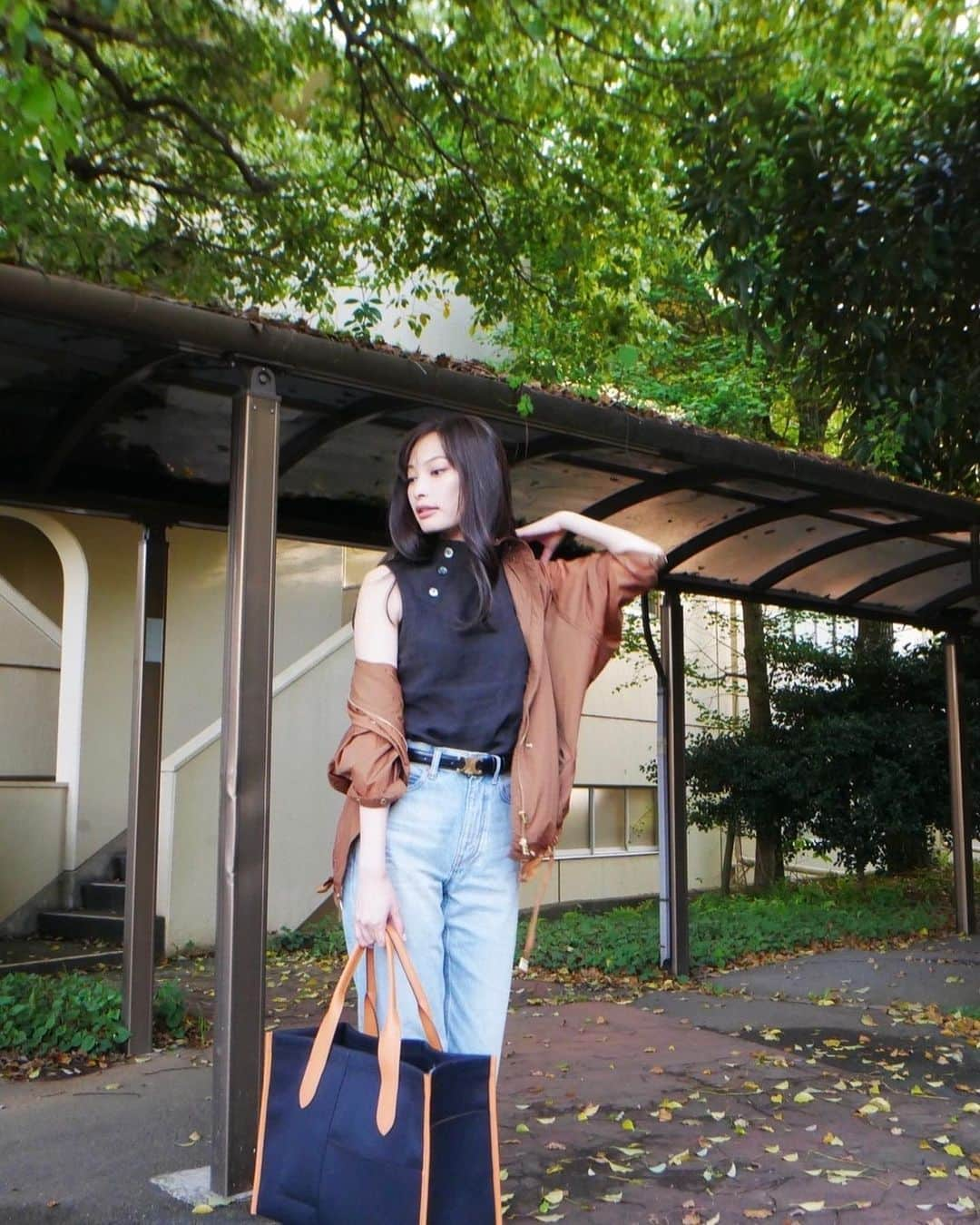 大政絢さんのインスタグラム写真 - (大政絢Instagram)「#今日の絢服  tops @intimite_onemile  denim @celine  blouson @woolrich  bag @jandmdavidson   Preciousの撮影でも着ていたウールリッチのブルゾンがこの時期色んな着方ができ上品で🧡」5月12日 20時12分 - aya_omasa_official