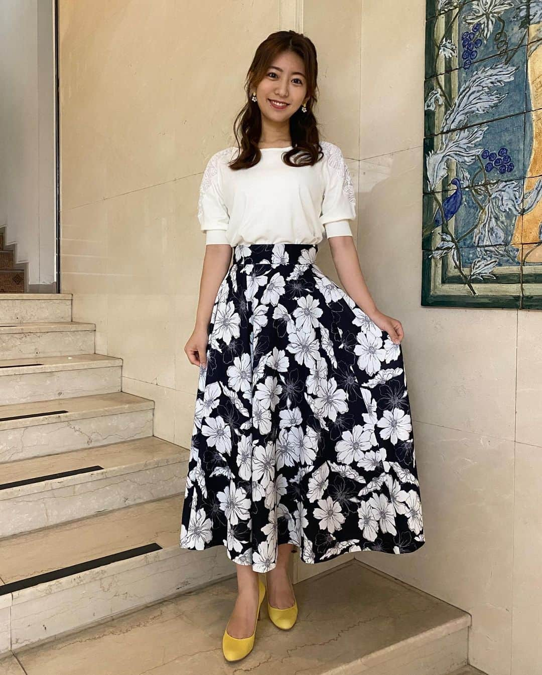 白戸ゆめのさんのインスタグラム写真 - (白戸ゆめのInstagram)「👗 . #東京インフォメーション #衣装 ピアスとヒールが黄色のコーデ💛 モノトーンにこういう差し色するの好き🥰」5月12日 21時26分 - yumeno.s_