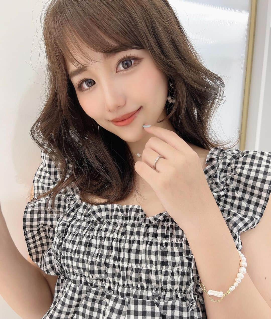 加藤里奈さんのインスタグラム写真 - (加藤里奈Instagram)「⋆  外はねスタイル❤︎  @1129__takuma さんにヘアカラーしてもらったよ〜 ベージュ系で透明感ある色味にしてもらった🫠🤍 ありがとうございます💕  アクセサリーは @kattrait のものです🤍 相変わらずパールが好きで 愛用してる🥰  トップスは @shein_japan 🌙  クーポンコード꒰ katoco ꒱で お買い上げ金額5,999円まではセール価格より15%OFF、6,000円以上は20%OFFになります❤︎    #SHEINforall #shein #SHEINsummervacay  #SHEINpartner  #今日のコーデ #OOTD #ギンガムチェック #ヘアカラー #ヘアスタイル #名駅 #名駅美容院 #ヘアカラーベージュ #アクセサリー #アクセサリー販売」5月12日 21時30分 - katoco0326