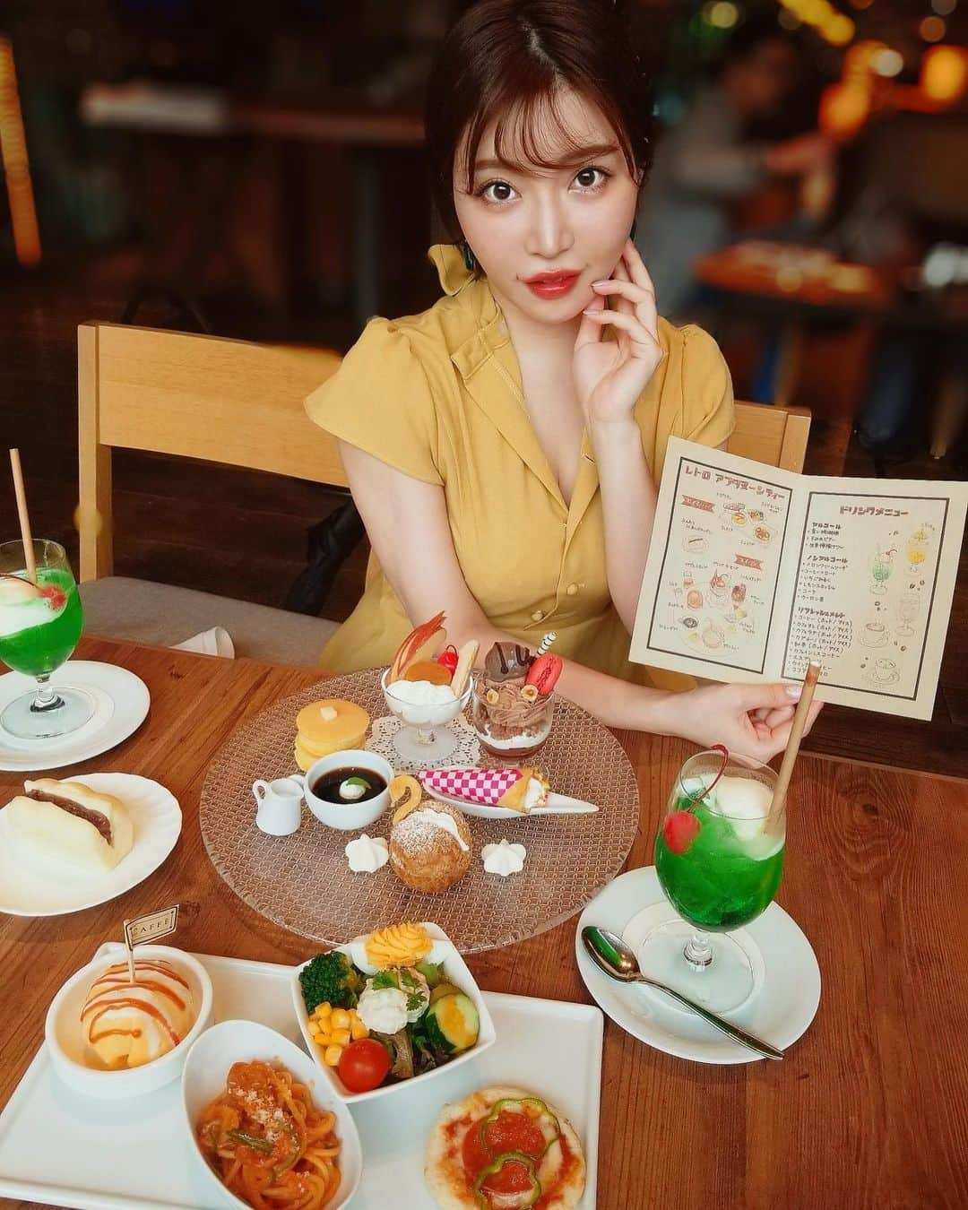 古河由衣さんのインスタグラム写真 - (古河由衣Instagram)「レトロアフタヌーンティー🍹🥞 祐未さんとレトロコーデでお茶してきた😘 レトロ喫茶にレトロガールでタイムスリップ、、女の密会に花を咲かせました🌸💗 オードリーヘップバーンの写真を見ながら濃いメイク💄してみたりして、楽しかったです😍✨ みんなも素敵なティータイムをしてみてね🫖  #レトロコーデ #メロンソーダ  #レトロワンピース  #レトロ喫茶 #アフタヌーンティー #昭和レトロ #純喫茶  #ハイアットリージェンシー東京 #50年代 #オードリーヘップバーン  #レトロ女子 #retrofashion #americanretro #asiangirls #teatime #cafestagram #afternoontea #tokyocafe #onepiece」5月12日 21時52分 - furuyuistagram