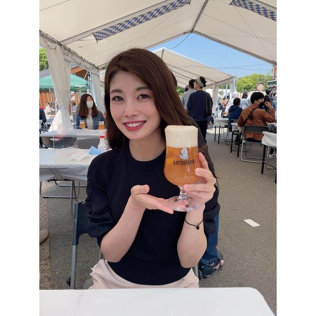 梅山茜さんのインスタグラム写真 - (梅山茜Instagram)「. ＊food fes ②🍖＊ . 前回の投稿に続きGWの別日のフードフェス🌿 こちらはてんしばで開催されていた オクトーバーフェストです🍺 普段あんまりビールは飲まないけど 最近仕事終わりのビールが美味しく感じるように… ということで気合を入れて開園より早く集合🇩🇪 それでもたくさんお客さんがいらっしゃって 私が飲みたかった粒々みかん🍊に並んでる間 乾杯待たせるの申し訳ないなーと思ってテーブル見たら もう親友たちは始めていました🍻(2枚目参照) ポテトとかソーセージも美味しかった🤤 この後場所移動して肉フェス行ったけど 並んでいたのでお肉食べずビールだけ飲んで 小籠包食べに行きましたとさ🥟 めちゃくちゃ楽しかったー🧡🧡 . #アナウンサー#女子アナ#女性アナウンサー#フリーアナウンサー#フードフェス#オクトーバーフェスト#ビール#てんしば#天王寺#大阪#肉フェス#長居公園#ドイツビール#ビール女子#阿倍野#あべのハルカス」5月12日 22時56分 - umeyama_akane