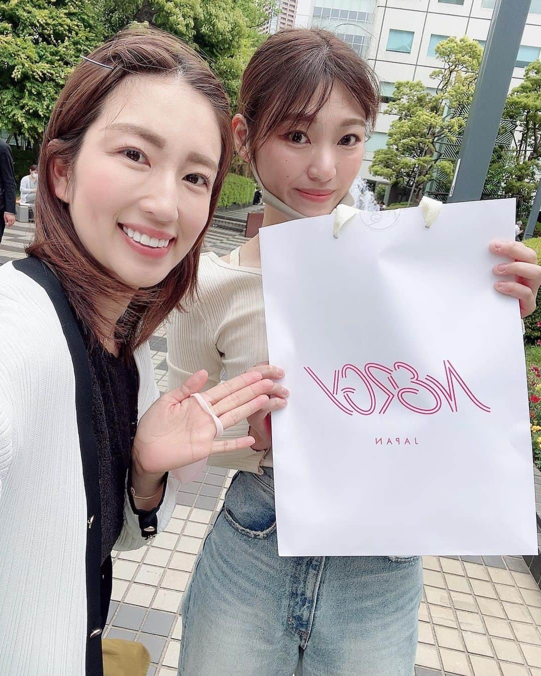 庄司ゆうこさんのインスタグラム写真 - (庄司ゆうこInstagram)「今月から企業様への福利厚生出張ストレッチがスタートしました🤗 13時から19時まで30分ごとに社員さんが入れ替わりで来て頂き、本日お越し頂いた社員様には満足して頂いたみたいで何よりです✨ さやか先生お疲れ様でした(^^) お誕生日だったんでヨガウェアプレゼントしたくて今日は同行させてもらいました😁🎁🧘‍♀️ そして5枚目はよう先生❣️ 明日はよう先生がある会社様に出張ストレッチです(^^)とにかく安定していてめちゃくちゃ上手🥺 6枚目はオイルと整体が出来るみかちゃん✨力強くて男性から大人気！！ 7枚目の動画はオイルマッサージ講習会‼️ オイルマッサージ出来るセラピストはまだまだ募集しています🌟 ストレッチスクールもマンツーマン、グループレッスンと随時開催しているので興味ある方は連絡くださいね☺️  健康寿命問題がある今、 予防医学として注目を浴び市場規模は 急成長してきている業態でもあります。 ニーズが高まっていることも含めストレッチ技術を広めて行きたいという想いで開催させていただいております♪  ストレッチ出来るセラピストをどんどん増やして企業様との契約ももっとたくさん増やしたいので出張ストレッチ、出張整体、出張ヨガは無料体験も実施しているので気になる企業様は連絡くださいね(^^)  #福利厚生#出張ストレッチ#出張整体#出張ヨガ#セラピスト#ヨガインストラクター#ポジティブスターヨガ#オイルマッサージ#ストレッチスクール#講習会」5月13日 0時29分 - yuko.shoji