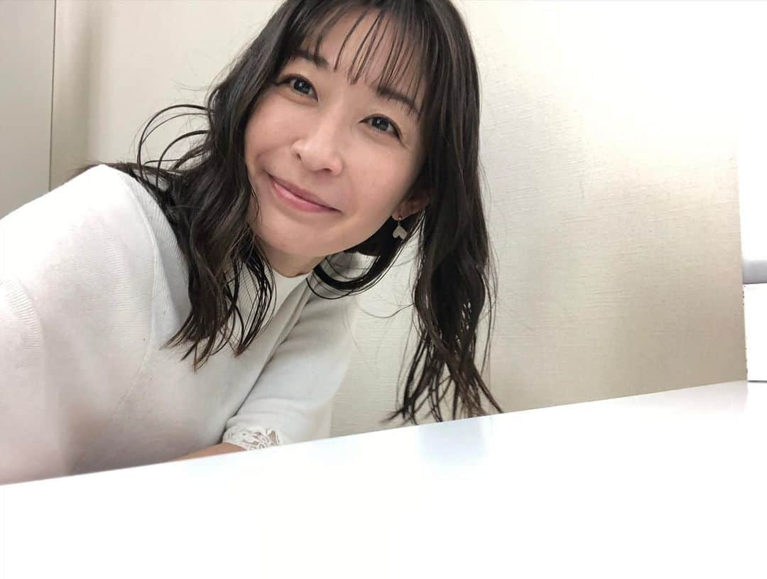 小野真弓さんのインスタグラム写真 - (小野真弓Instagram)「おはようございます☺️ 今日は一日、雨予報☔️✨ 雨の日はみんなまったり〜😪💤  お仕事かーさんは、撮影モード🙋‍♀️ こぎれいな格好をすると〜、、  あ、お仕事ね。 オヤツ置いてってね😋 と、わくわくさんたち大集合❣️ ひとり、ふてくされ顔もいますが😂🐏  ハナちゃんは合鴨ジャーキー🐶🍖 ハルくんは馬肉ジャーキー🐏🍖 アオナナは、ちゅーるびっつ🐯🐯🍬🍬 みんな仲良く待っててね😋😪🏡  今日も良い一日をお過ごしください🍀( ´ ▽ ` )☔️  #お仕事かーさん#撮影#楽屋#衣装  #チワワ#ハナちゃん #チワマル#ハルくん #雑種猫兄妹#アオナナ #のんびりわんにゃん#仲良し犬猫 #犬と猫のいる暮らし#犬猫日記」5月13日 6時17分 - hanaharuaroi