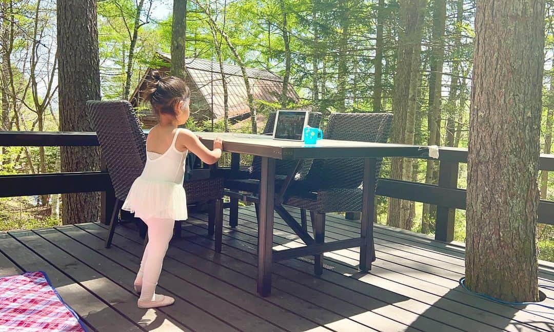 吉田明世さんのインスタグラム写真 - (吉田明世Instagram)「☔️☔️☔️  先週末は久しぶりの長野へ。 森を走る車の窓を開けて 「ママ！いま、風食べてるの！美味しいよ！」ですって。 ふむふむ、風を食べる、ですか。 子どもってふとした時にステキな表現をしますよね☺️❤️  この4月から通っているバレエは オンラインで参加💻 すごい時代です…。  #長野 #家族旅行 #バレエ　#ムチムチの後ろ姿にニヤけてしまう #外でも上着は着たくないという娘のために腹巻きをつけてます #まさか自分の娘がバレエに通うとは #かわいいチュチュとシューズに惹かれたようです #バレエとは縁のなかった母 #お団子の作り方などに戸惑ってます (この日はピンを忘れて特にひどいお団子🥲) #いろいろ勝手がわからないのですがとにかく応援」5月13日 6時35分 - akiyo0414