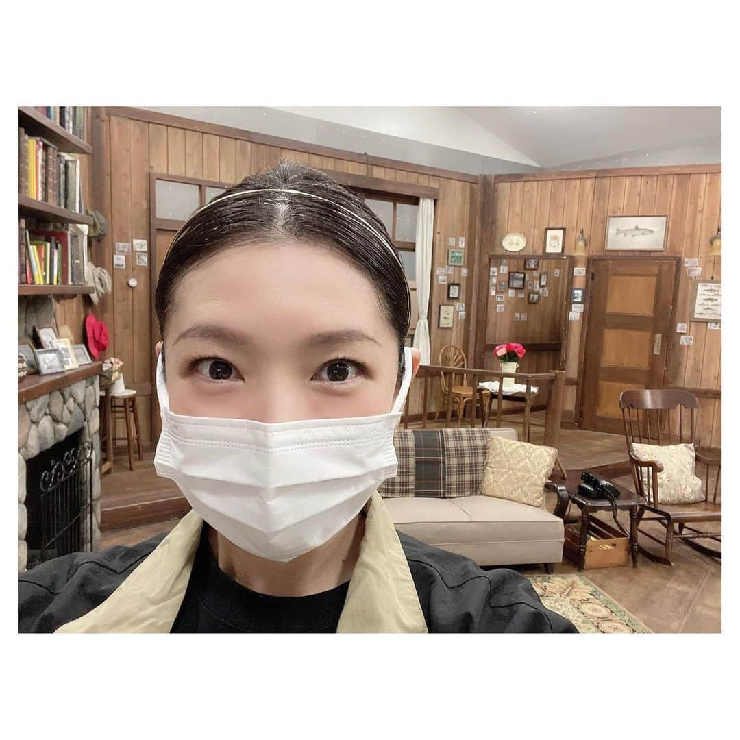 瀬奈じゅんさんのインスタグラム写真 - (瀬奈じゅんInstagram)「⁡ ⁡ 黄昏、懐かしの我が家。 ⁡ ２枚目の写真は暖炉の上に飾られている、私が演じるチェルシーの子ども時代の写真。 ２年前の出演時にスタッフさんが「子どもの顔にするアプリ」を使って私の顔を子どもにし、合成して下さった、愛溢れる一枚なのです！ ⁡ このかわいらしい西洋のフォルムに昭和顔という、何とも言えない味わいよ……。 ⁡ ちょっと悪意を感じないでもない……いや……愛です笑。 ⁡ ⁡ #黄昏 #昭和顔 の #チェルシー #スタッフさんの愛 #みんなで爆笑 #愛やで 笑」5月13日 7時54分 - junsena_official