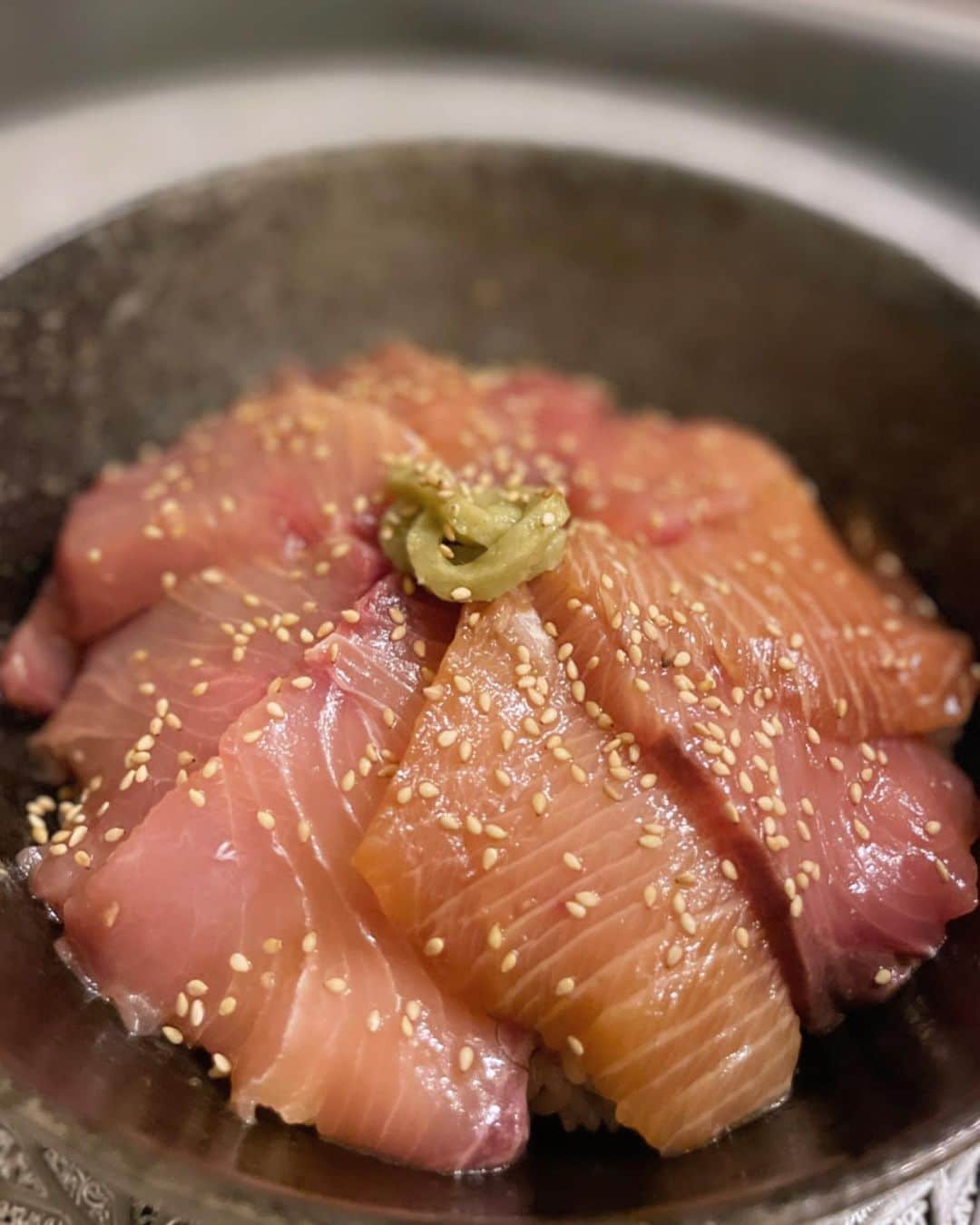 谷亜沙子さんのインスタグラム写真 - (谷亜沙子Instagram)「たまにはお料理も載せてみます。  🍢ブリのお造り 🍢鰹のたたきガーリックオイル風 🍢ブリの漬け丼  @foreground.inc さんから新鮮な鮮魚を直送していただき捌いて作りました。 お肉も好きだけどお魚も大好きです🍢  たくさん作ったので動画にしたよ☺️  #cooking #海鮮丼」5月13日 10時01分 - asyakodayo