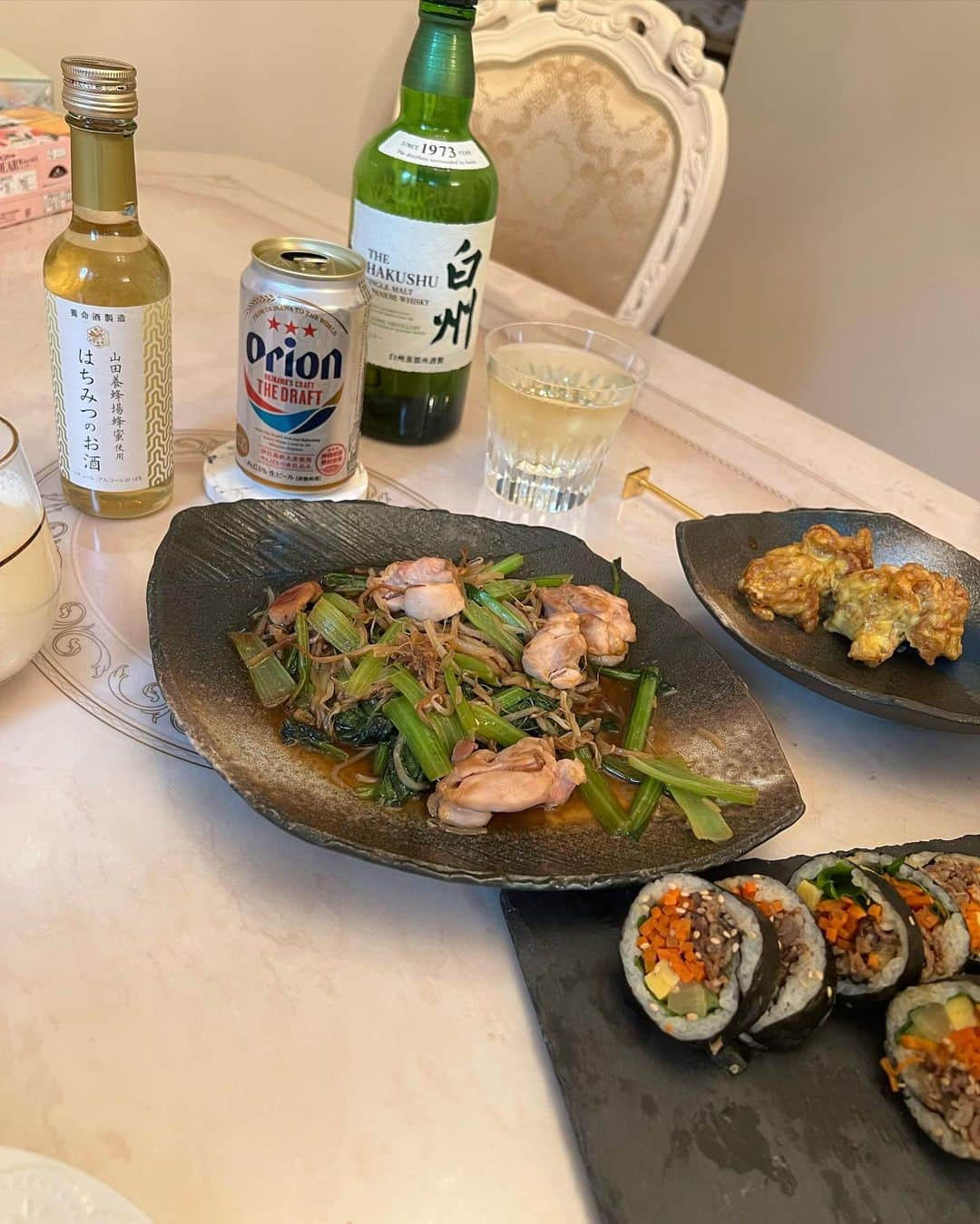 ゆーちゃんさんのインスタグラム写真 - (ゆーちゃんInstagram)「さおちゃんと我が家で宅飲み🍶😎🍺   妊娠中、産後飲んでなかったから 1年ぶり？久々ガッツリ食べ飲み 楽しすぎて一瞬でした！😂  余韻に浸りながらそのまま深夜まで…🍷 お酒強いの変わってなかった←  サブ垢に たくさん更新中  @u_chi_x2」5月13日 10時59分 - yurina_era999