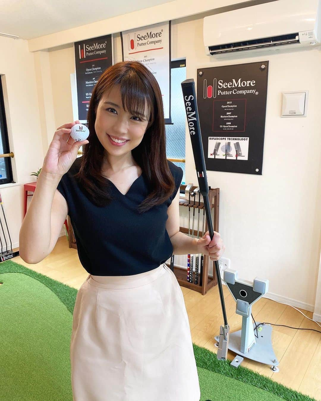 道岡桃子さんのインスタグラム写真 - (道岡桃子Instagram)「ゴルフの練習⛳️  シーモアパター赤坂フィッティングスタジオに おじゃましました！ここでは自分の身体に合ったパターを作ることができます😊  シーモアパターの特徴である赤いドットを隠すことで、私のような初心者でも正しい姿勢がとりやすいのです（動画をご覧ください）  かわいいデザインも多くて、夢中になってしまいました✨もっと上手くなりたいです⛳️  がんばります🏌️‍♀️✨  #ゴルフ女子 #ゴルフ女子コーデ #ゴルフ好きな人と繋がりたい #ゴルフ練習 #ゴルフ場 #ゴルフレッスン #ゴルフ #ゴルフウェアレディース #ゴルファー #女子ゴルファー #ゴルフ好き #ゴルフコーデ #ゴルフウェア #ゴルフ女子と繋がりたい #ゴルフ好きな人と繋がりたい #ゴルフ好きと繋がりたい #ゴルフ初心者 #パター練習 #レッスンプロ #golf #golffashion PR @seemore_japan #赤坂フィッティングスタジオ #パターフィッティング #パター #シーモアパター #赤坂パターフィッティング」5月13日 11時02分 - momoko_ana