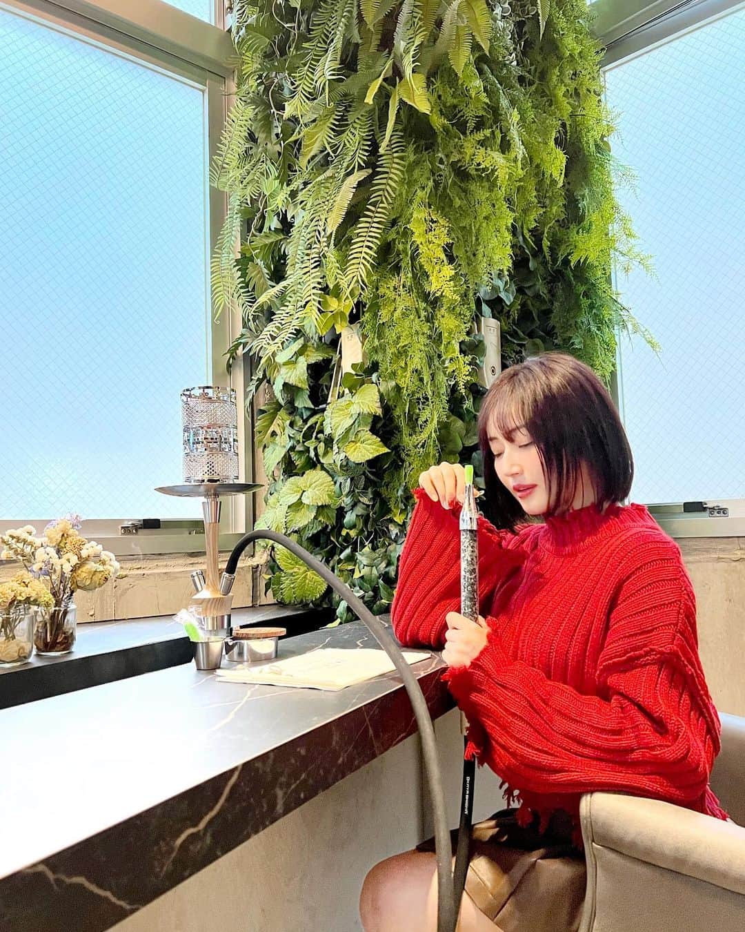 新藤まなみさんのインスタグラム写真 - (新藤まなみInstagram)「⁡ ⁡ ⁡ 品川に新しくできた、Aniesha oakさん ( @aniesha_oak )へ💫💭 ⁡ 六本木にも店舗があるんやけど、 六本木とは全く違う雰囲気でちょーーおしゃれでした🌴💙 ⁡ シーシャの味もめちゃくちゃ美味しくて ずっと吸っちゃった🤦🤦💓 ⁡ お仕事の合間にちるしたい方おすすめ✌️ ⁡ #shisha #品川シーシャ　#aniesha #anieshaoak #品川　#シーシャカフェ　#シーシャ　#シーシャラウンジ　#チル　#chill #shishacafe #shisha #シーシャ好き　#シーシャ好きな人と繋がりたい　#シーシャ屋さん ⁡ ⁡」5月13日 12時24分 - manami_official_