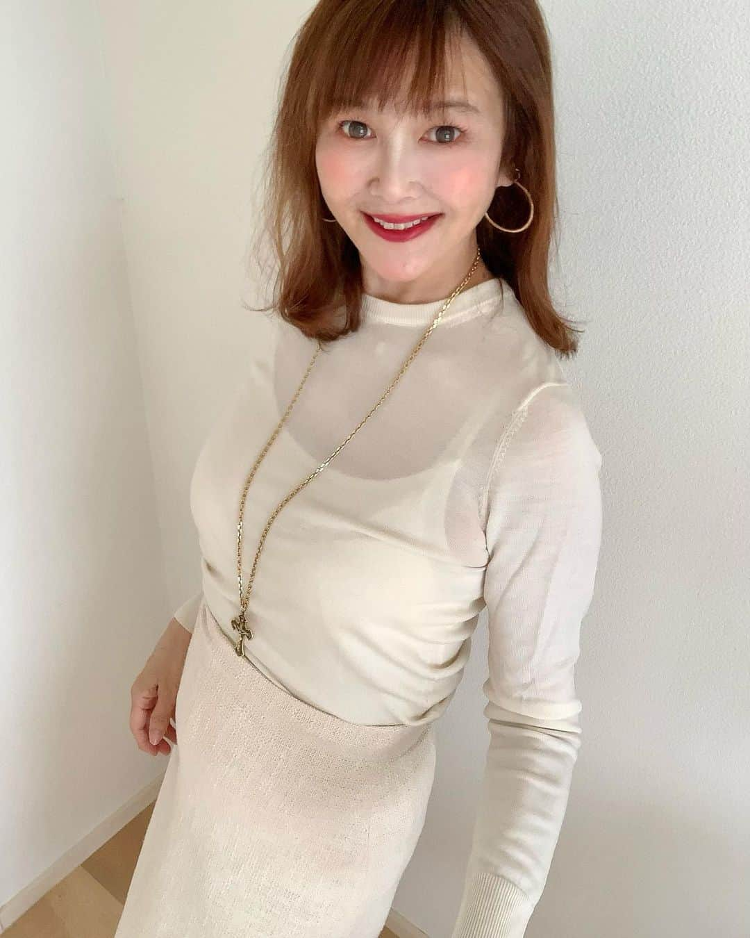 高見恭子さんのインスタグラム写真 - (高見恭子Instagram)「イメージしよう柔らかく暖かいしあわせなあなたを。  #White #whitelove  #whitesweater  #whiteskirt  #whitestyle  #whitecode  #cream #creamcode  #creamwhite  #love  #smile」5月13日 12時55分 - takami_kyoko