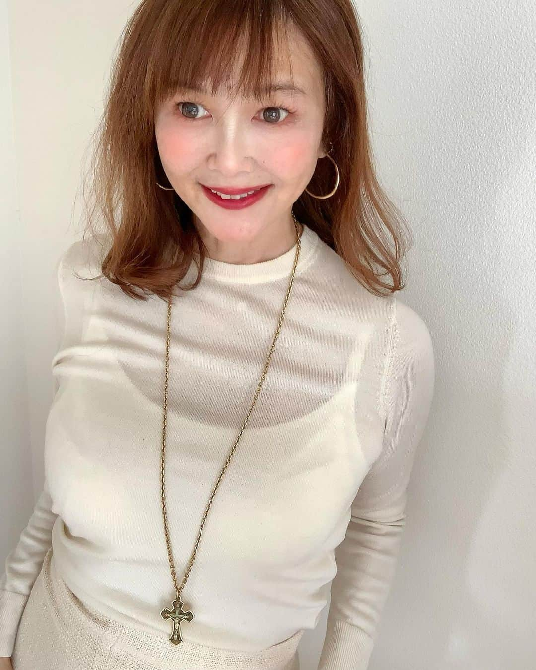 高見恭子さんのインスタグラム写真 - (高見恭子Instagram)「イメージしよう柔らかく暖かいしあわせなあなたを。  #White #whitelove  #whitesweater  #whiteskirt  #whitestyle  #whitecode  #cream #creamcode  #creamwhite  #love  #smile」5月13日 12時55分 - takami_kyoko