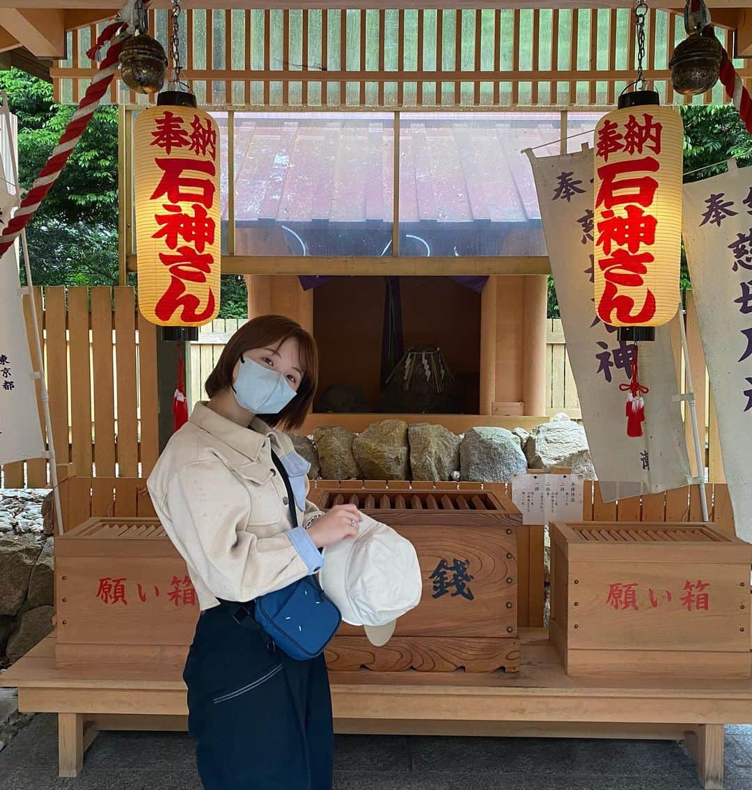 真奈さんのインスタグラム写真 - (真奈Instagram)「昨日は大好きなカエルの神社へ🐸 雨が大好きな蛙にとっては 最高の天気でした🐸☔️(とほほ)  無事かえる、若返る、などなど 沢山のご利益の意味があるみたい。 海に面しててとっても素敵な場所だったので 晴れの日にリベンジしたいですな🌞  そんでもって先月来た神明神社に お礼参り⛩有り難う御座います😭  #二見興玉神社 #神明神社　#鳥羽」5月13日 13時02分 - manatmnt0116