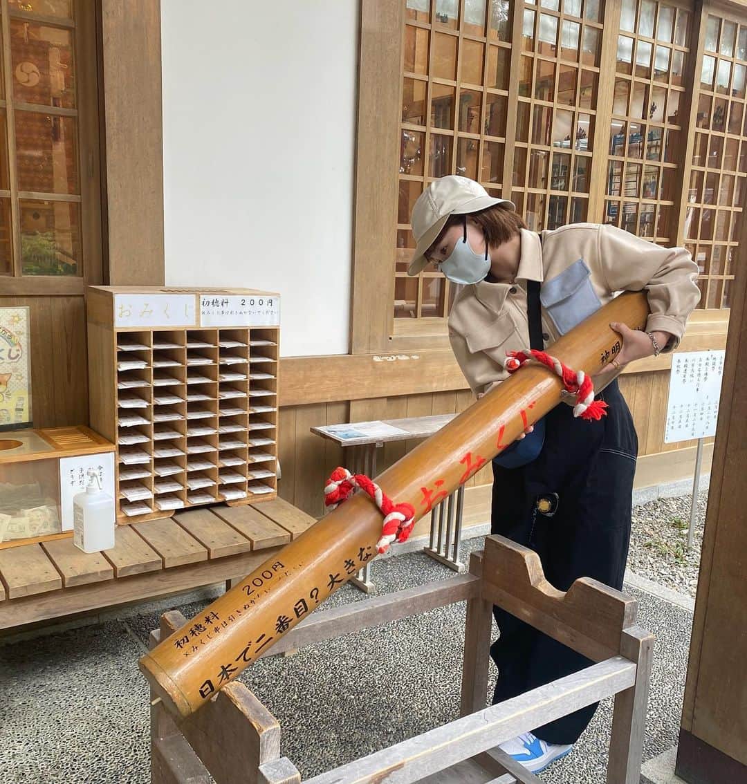 真奈さんのインスタグラム写真 - (真奈Instagram)「昨日は大好きなカエルの神社へ🐸 雨が大好きな蛙にとっては 最高の天気でした🐸☔️(とほほ)  無事かえる、若返る、などなど 沢山のご利益の意味があるみたい。 海に面しててとっても素敵な場所だったので 晴れの日にリベンジしたいですな🌞  そんでもって先月来た神明神社に お礼参り⛩有り難う御座います😭  #二見興玉神社 #神明神社　#鳥羽」5月13日 13時02分 - manatmnt0116