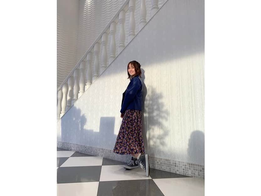 岡田結実さんのインスタグラム写真 - (岡田結実Instagram)「舌出しがち🤫  1-2枚目 ・ワンピース、ライダース→ @paulsmithjapan  3-4枚目 ・ワンピース→ @adelly.tokyo ・シューズ→ @dianashoespress」5月13日 13時47分 - okada_yui_official