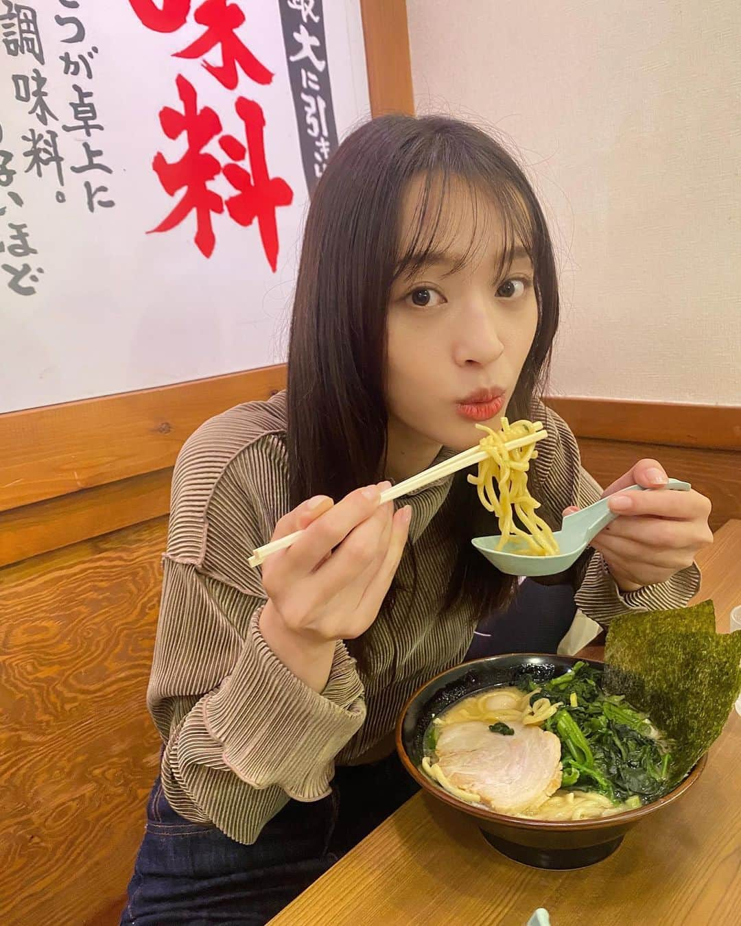 神部美咲さんのインスタグラム写真 - (神部美咲Instagram)「人生初の家系ラーメン🍜 お腹いっぱい🫶🤭  ちなみにマネージャーは なんかすごい通な食べ方してました！笑  #ラーメン」5月13日 14時09分 - jimbu_misaki