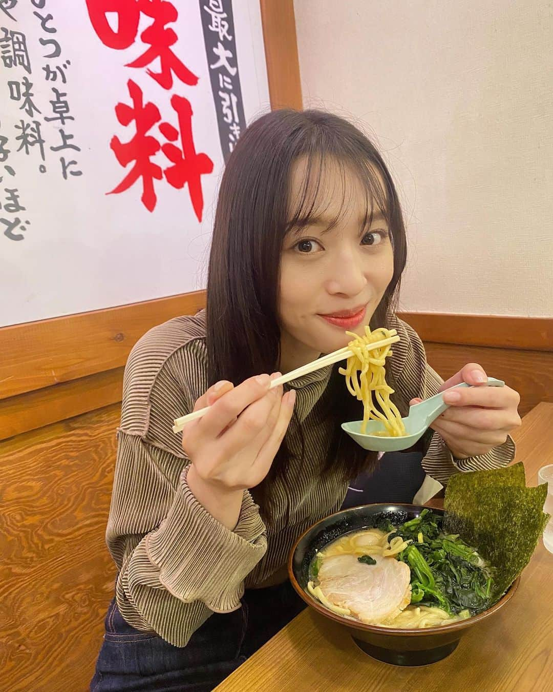 神部美咲さんのインスタグラム写真 - (神部美咲Instagram)「人生初の家系ラーメン🍜 お腹いっぱい🫶🤭  ちなみにマネージャーは なんかすごい通な食べ方してました！笑  #ラーメン」5月13日 14時09分 - jimbu_misaki