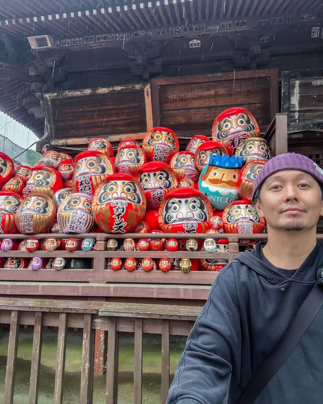 SHOCK EYEさんのインスタグラム写真 - (SHOCK EYEInstagram)「ダルマの町、高崎にある少林山達磨寺。  雨の日のダルマ達はなんだか雰囲気があって素敵だったよ。  願いが成就して両目を入れてもらった達磨の写真で、皆さんの願いも成就しますように🙏✨  #少林山 #達磨寺 #高崎ダルマ #高崎 #ダルマ #japantravel #japantrip #canon #canonR5 #beautifuldestinations #discoverjapan #discoverearth #voyaged #awesome_photographers #IamATraveler #wonderful_places #japanphoto #japanphotography #japan_of_insta #livingonearth #theglobewanderer」5月13日 17時11分 - shockeye_official