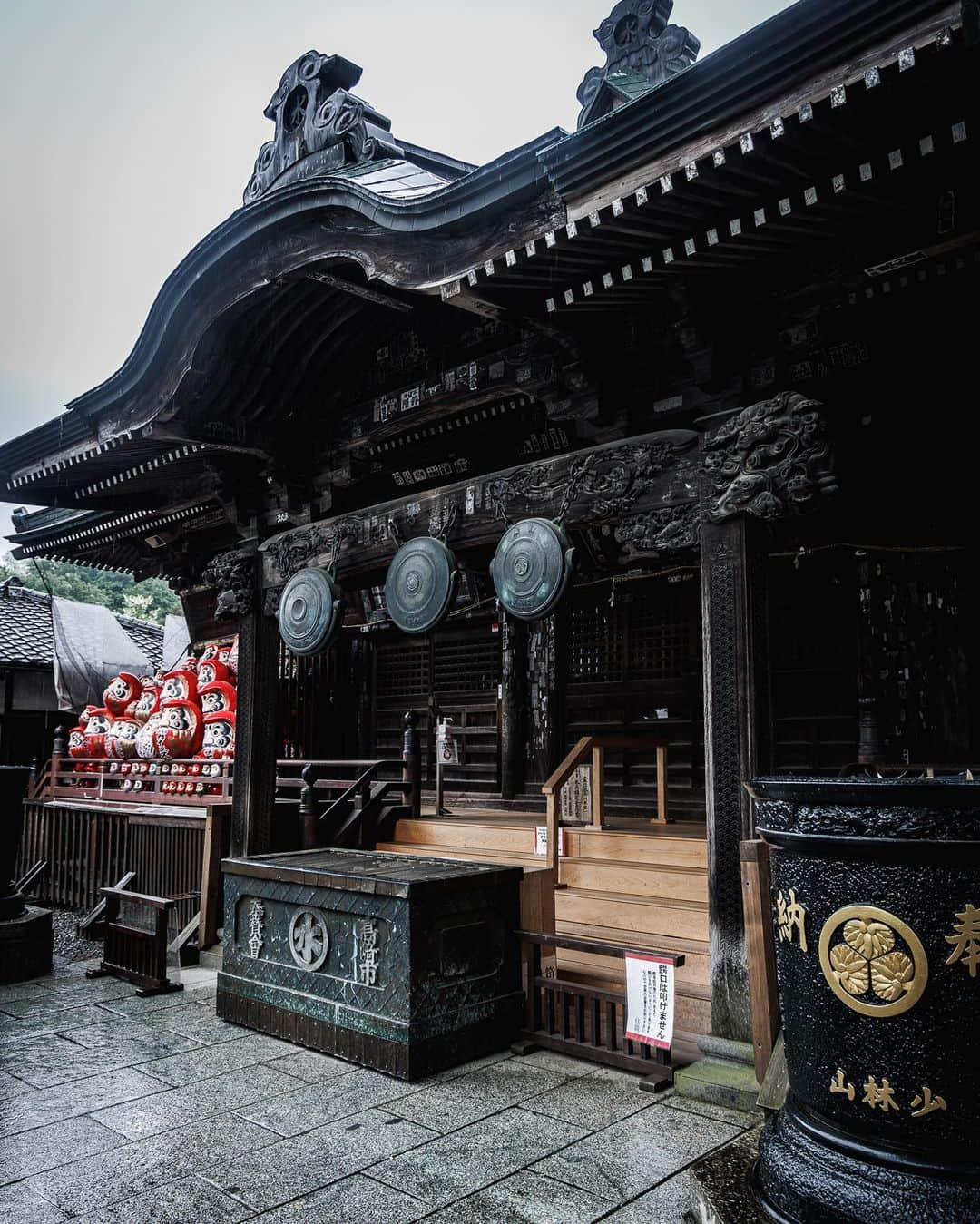 SHOCK EYEさんのインスタグラム写真 - (SHOCK EYEInstagram)「ダルマの町、高崎にある少林山達磨寺。  雨の日のダルマ達はなんだか雰囲気があって素敵だったよ。  願いが成就して両目を入れてもらった達磨の写真で、皆さんの願いも成就しますように🙏✨  #少林山 #達磨寺 #高崎ダルマ #高崎 #ダルマ #japantravel #japantrip #canon #canonR5 #beautifuldestinations #discoverjapan #discoverearth #voyaged #awesome_photographers #IamATraveler #wonderful_places #japanphoto #japanphotography #japan_of_insta #livingonearth #theglobewanderer」5月13日 17時11分 - shockeye_official