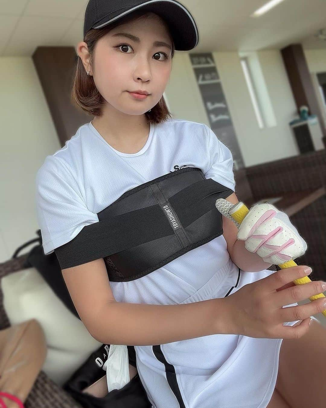 まいまいさんのインスタグラム写真 - (まいまいInstagram)「最近噂のゴルフブラ🏌️‍♀️ 練習に取り入れてみました⭐️  この前のラウンドで、ゴルフブラ付けてるイメージで クラブ振ったら連続パー取れて嬉しかった🥺✌️  いい動きを癖付けないと🔥 今人気すぎて品切れ中なので、再入荷待ちになるのかなぁ？👀 練習器具▷▶︎ @10yashow10  . #まいごるふ#ゴルフ#女子ゴルフ#ゴルフ女子#ゴルフスイング#ゴルフウェア#ゴルフコーデ#名古屋#東海ゴルファー#ゴルフブラ#練習器具#ゴルフ練習#maigolf#golf#golfswing#golfwear#골프#골프스윙#골프중독#골프웨어」5月13日 17時43分 - ___maigolf___