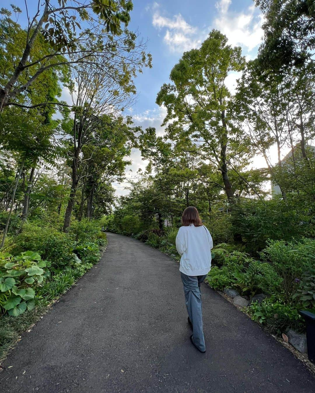 ドーキンズ英里奈さんのインスタグラム写真 - (ドーキンズ英里奈Instagram)「🚶‍♀️🌳☀️  #表参道 #omotesando #散歩道 #散歩写真 #散歩日和」5月13日 18時04分 - erinadawkins