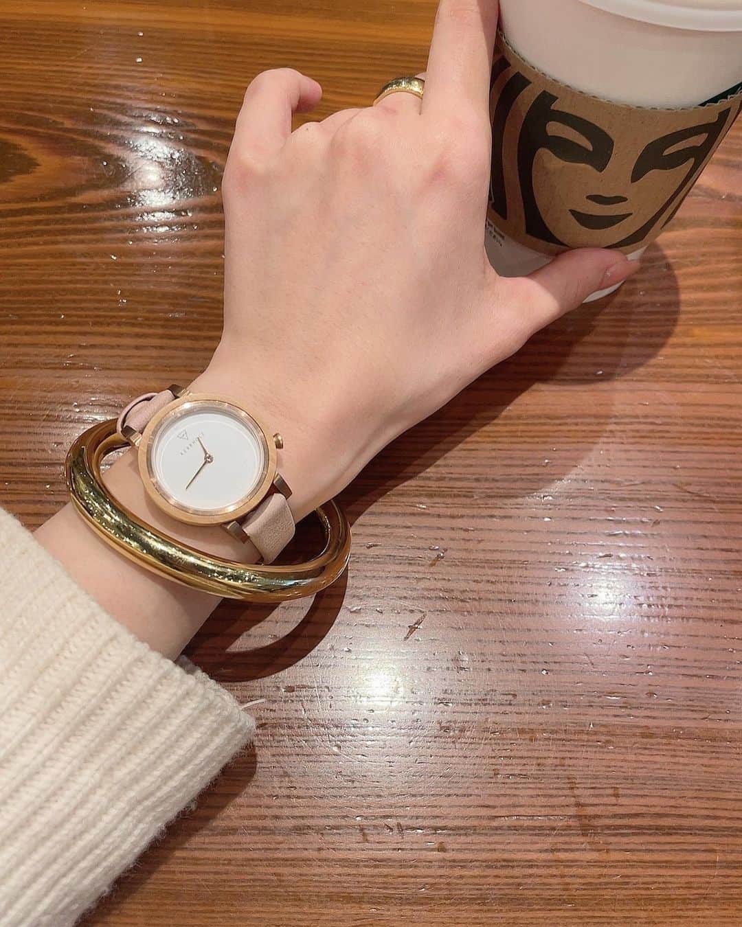 ましゅろ～さんのインスタグラム写真 - (ましゅろ～Instagram)「ピンクにゴールドの組み合わせかわいい🧸 実は、腕時計、木の素材なんだよ？  #kerbholz #カーブホルツ#木製時計 #腕時計」5月13日 18時34分 - photomasyuro