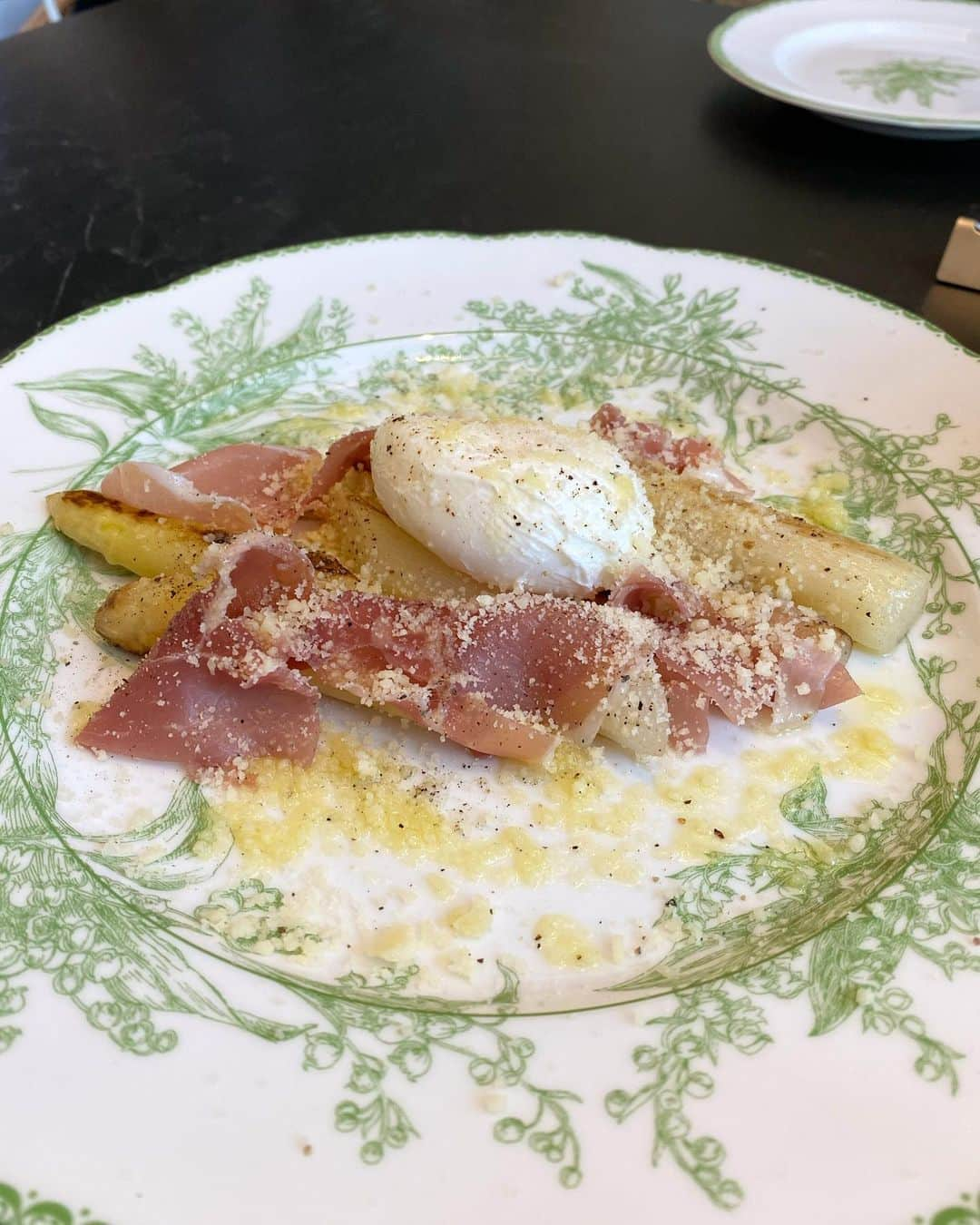 うさびったさんのインスタグラム写真 - (うさびったInstagram)「麻布十番のIPCラウンジ行ってきた🍽  会員制のカフェラウンジで子連れのお友達と行ったんだけど、おむつ替えベッドもあって感動してた🙂✨  何よりお皿が全部DIOR🥹❤️  夢の空間ー🤩💖  #ipclounge #麻布十番 #会員制 #フィリップリム #デルヴォー」5月13日 18時36分 - usavitta