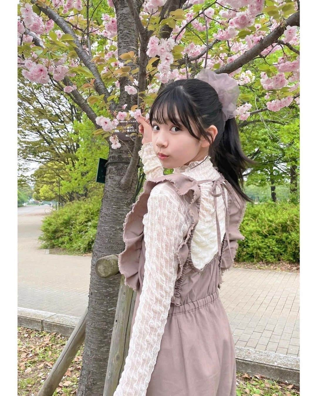 新潮社「ニコラ」さんのインスタグラム写真 - (新潮社「ニコラ」Instagram)「. バックスタイルもCute❤︎ なガーリーコーデ🤍  肩のフリルと後ろのリボンが可愛くて、1枚で盛れちゃうオールインワンです〰️  透け感のあるトップスと合わせると更におしゃれ感UPします🙌  トップス♥ﻌﻌﻌﻌ Heather オールインワン♥ﻌﻌﻌﻌ Heather バレエシューズ♥ﻌﻌﻌﻌ a.v.v  #伊藤沙音#シャノン #ニコモSNAP#ニコモ#ニコラ#nicola#中学生#jc1#今日のコーデ#今日のコーデ#ootd#오오티디」5月13日 19時06分 - nicola_snap