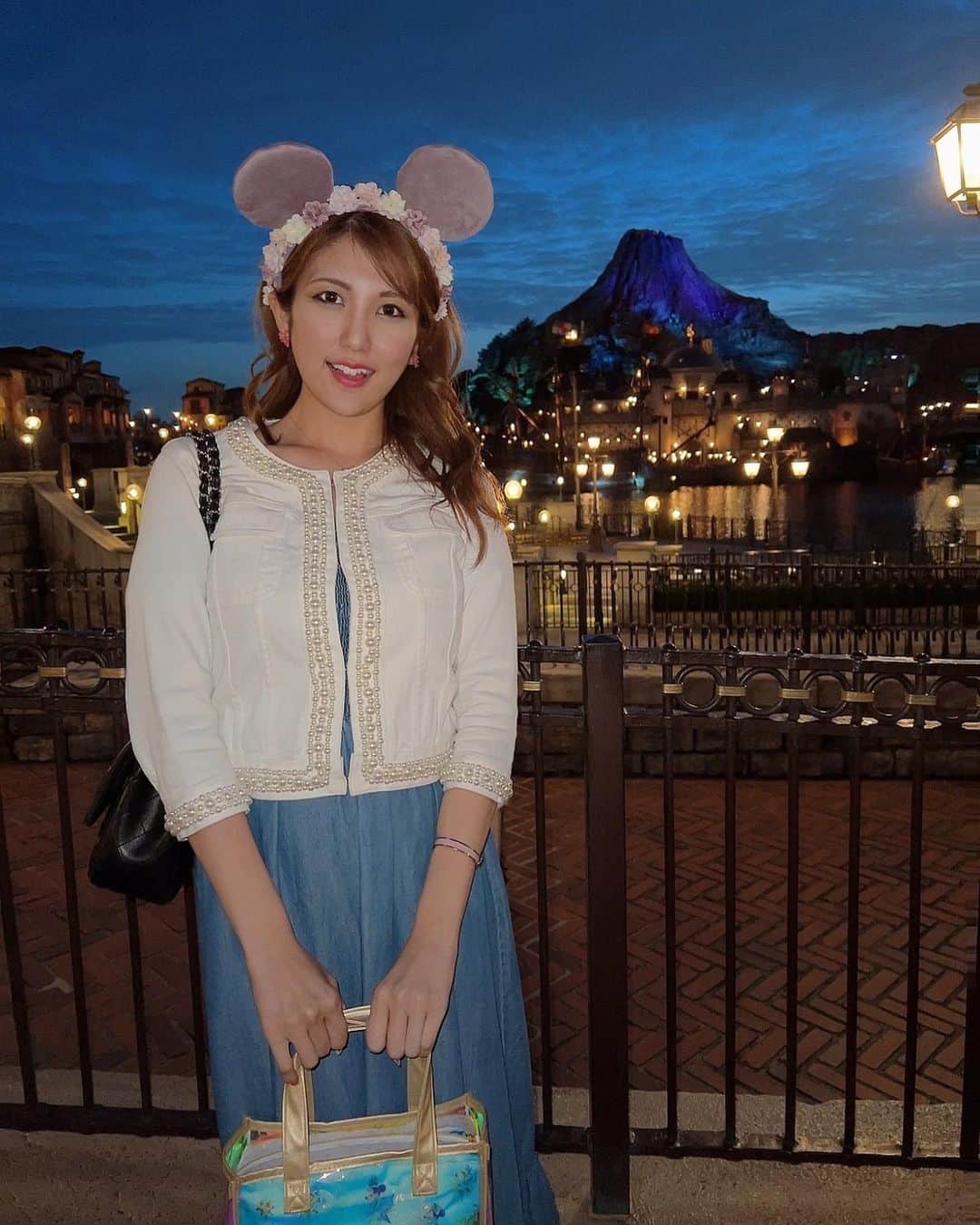 神谷麻美さんのインスタグラム写真 - (神谷麻美Instagram)「#イルミネーション 大好き🥰💖💜💖💜💖💜  キラキラ かわいい～💖🥰💖🏙🌟💖✨   #Disney 大好き💜💝💜💝💜💝  💖🧜🏻‍♀️🪸🫧💖」5月13日 19時14分 - asamice428