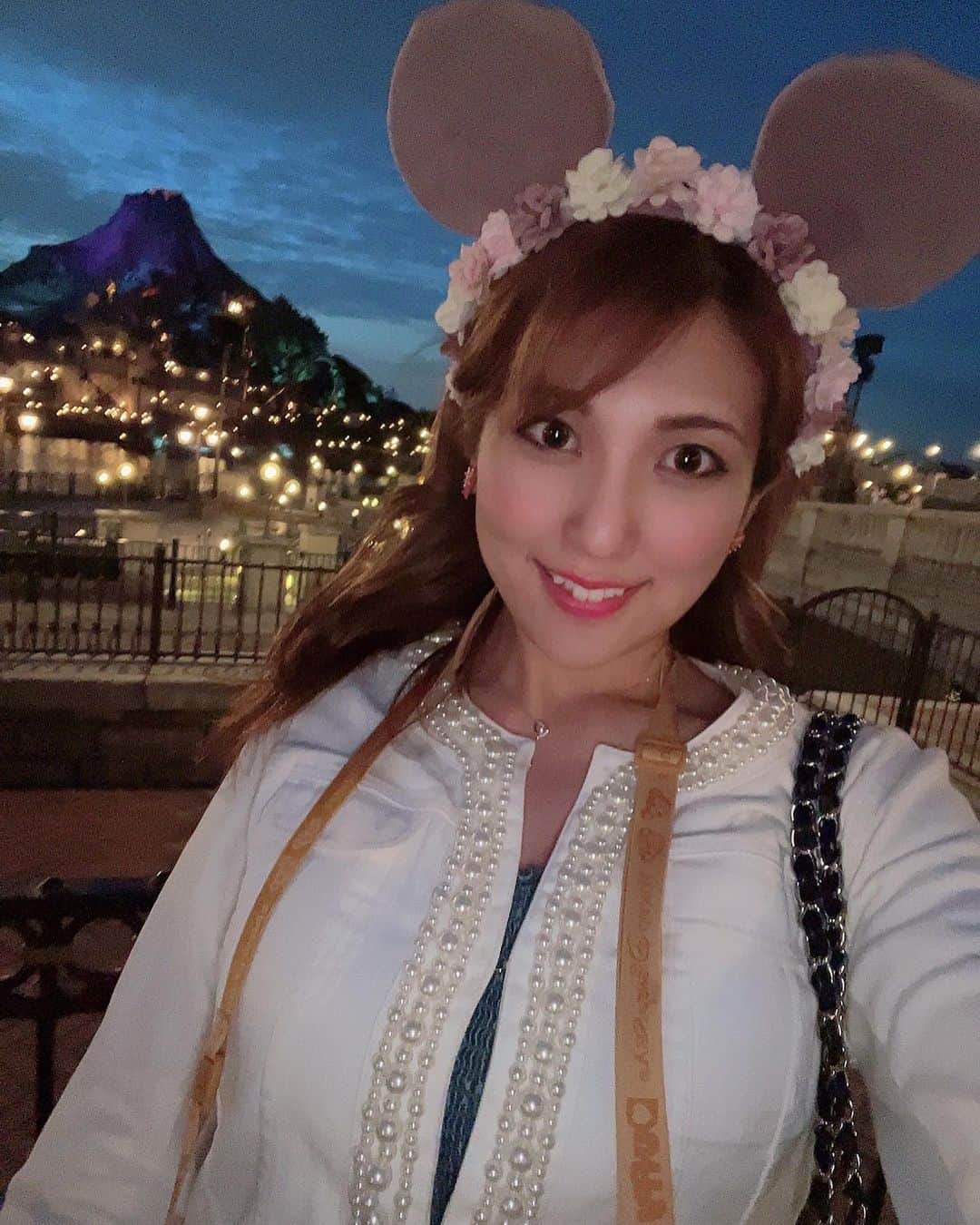 神谷麻美さんのインスタグラム写真 - (神谷麻美Instagram)「#イルミネーション 大好き🥰💖💜💖💜💖💜  キラキラ かわいい～💖🥰💖🏙🌟💖✨   #Disney 大好き💜💝💜💝💜💝  💖🧜🏻‍♀️🪸🫧💖」5月13日 19時14分 - asamice428