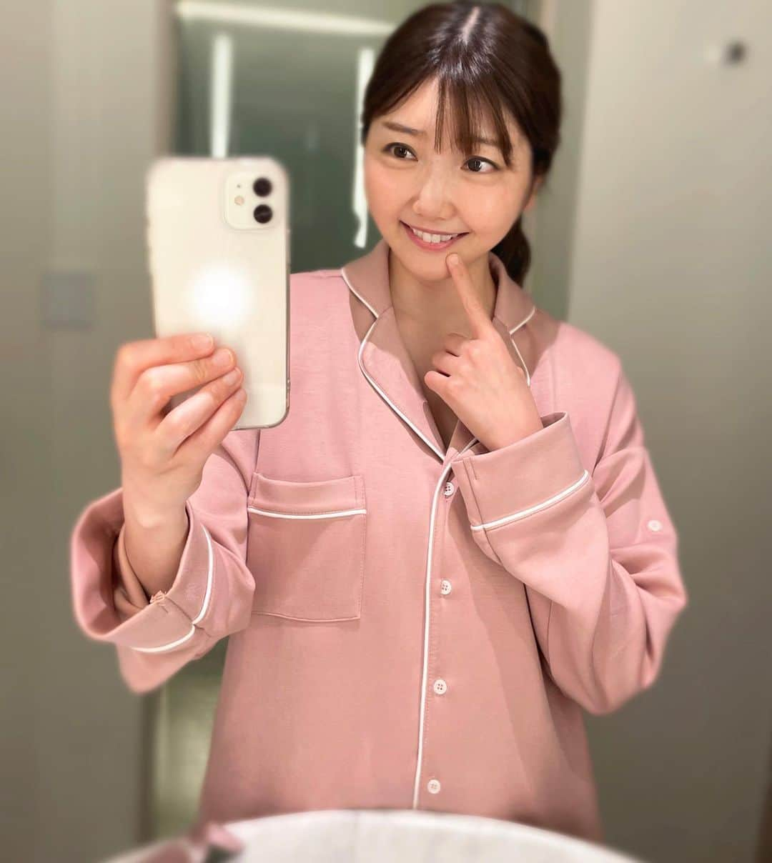 橘珠里さんのインスタグラム写真 - (橘珠里Instagram)「꙳⋆ 𝗔𝗣𝗔𝗚𝗔𝗥𝗗 ⋆꙳  白い歯に導いてくれると定評のある #アパガード   歯は 健康にも、見た目の美しさにも影響する大事なパーツなので、清潔を心がけています🦷  アパガードは、美しい歯のポイントとなる、歯の表面のエナメル質を整え、むし歯を予防をしてくれる独自成分『薬用ハイドロキシアパタイト』が高配合されています✰︎   アパガードプレミオ エクストラミントは、ミントのフレーバーがさわやかでスッキリするのでお気に入り🌿  デザインがおしゃれで、インテリアの邪魔をしないのも良いです🪥 ⋆ ꙳  続けて使用して、美しくて健康な白い歯を目指したいです◡̈ ✧  ꕤ公式アカウントでは、歯磨きセットの #プレゼントキャンペーン も開催中のようです ➫ @apagard_official   #アパガード #美人百花 #PR #アパガードプレミオ #オーラルケア #美白歯磨き #歯が命 #美白歯磨き粉 #美白はみがき #白い歯 #白い歯目指す #白い歯を目指す #トゥースペースト #歯磨き #薬用ハイドロキシアパタイト #ハイドロキシアパタイト #薬用歯みがき #エクストラミント #アパガードプレミオエクストラミント #虫歯予防  #むし歯予防 #apagard #apagardpremio #toothpaste #whiteteeth」5月13日 19時28分 - jurinu