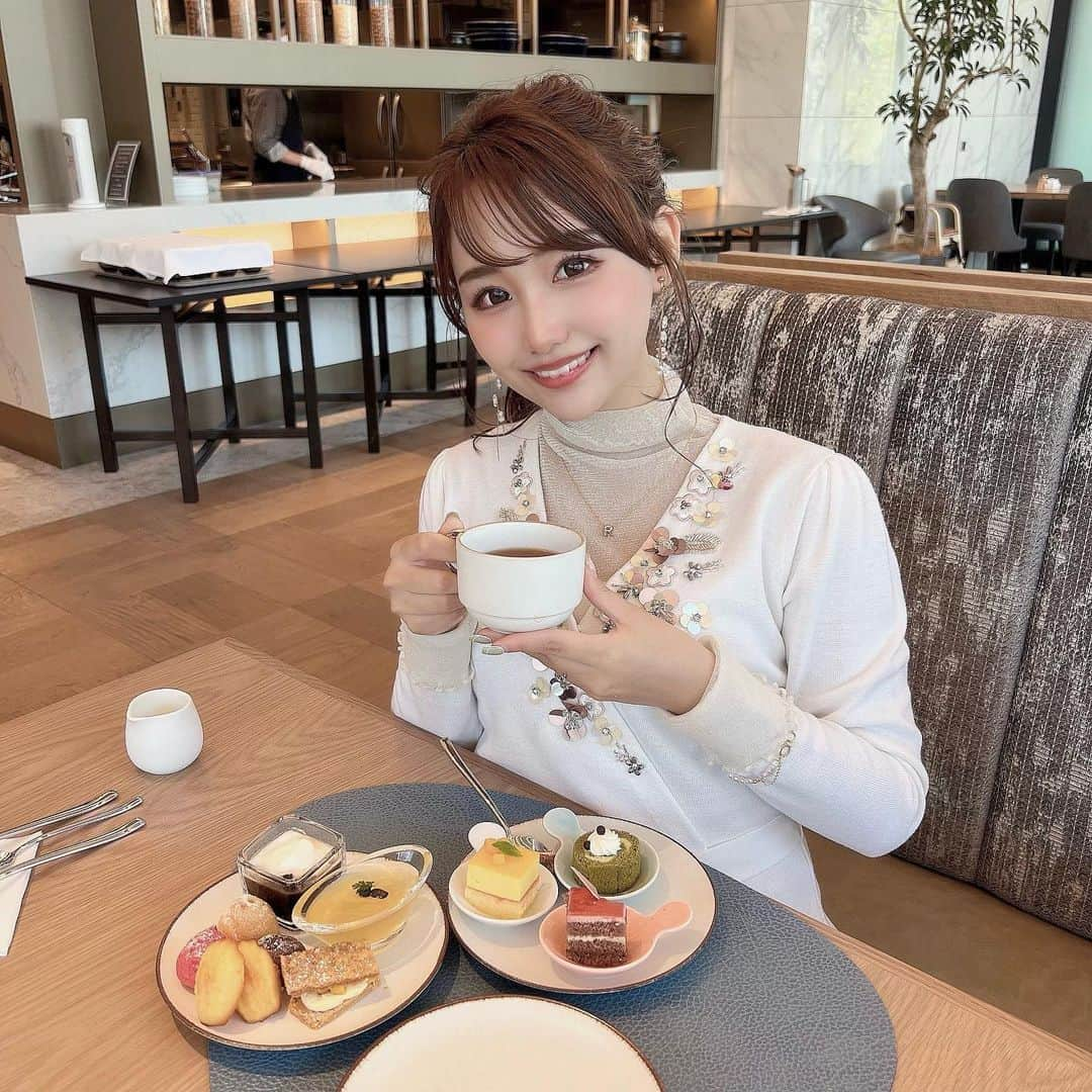 加藤里奈さんのインスタグラム写真 - (加藤里奈Instagram)「⋆ @courtyard_nagoya さんへランチしに行ったよ🤭  クラスト、という店舗名なんだけど 味見た目だけじゃなくて、食感まで楽しめる料理を提供するっていうコンセプトなんだって！  地産地消にこだわった材料を採用してるみたいで、メインも前菜も食材が全部とっても美味しかった！  メインは2種類選べて、 この日はスズキのグリルの ヴァルブランソース、 もしくは、愛知県産ハッピーポークのコンフィ だったよ〜  私はお肉メインにしたんだけど ビターレモンソースがさっぱりしてて、お肉はほろほろ柔らかくてとっても美味しかったです🤭  前菜は、  しらすのアランチーニ パテドカンパーニュ スパニッシュオムレツ 特製のにんじんソース でした🤍 前菜から野菜の甘みが強くてとっても美味しかった〜😚  そして新しく、デザートブッフェが始まったのでそれも一緒に楽しんできました🍑  シェフが目の前でデザートを作ってくれたり、 満足度の高いデザートブッフェだったよ〜💯 またいきたい☺️❤︎  #コートヤードバイマリオット名古屋 #at_cynagoya #カフェ #カフェ巡り #カフェスタグラム  #カフェご飯  #栄グルメ #久屋大通グルメ #名古屋グルメ #名駅グルメ #名古屋ランチ #名古屋ディナー #名古屋カフェ #名古屋駅グルメ #名古屋テイクアウト #愛知県 #名古屋 #大須グルメ #大須食べ歩き  #大須ランチ #愛知ランチ」5月13日 19時30分 - katoco0326