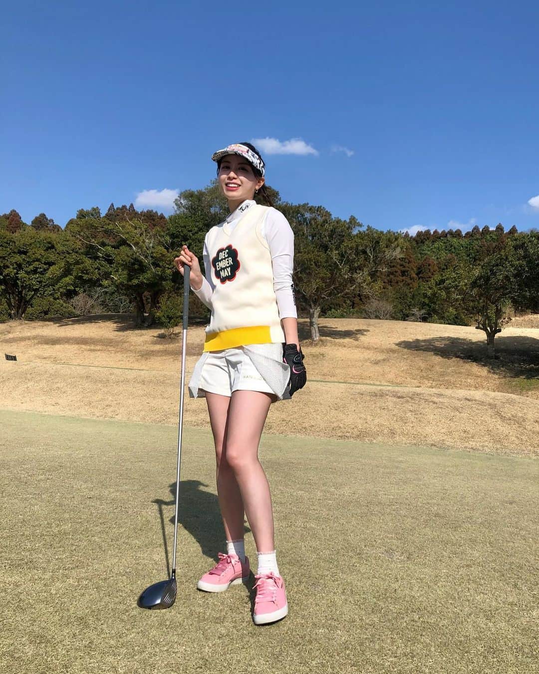 西村まどかさんのインスタグラム写真 - (西村まどかInstagram)「最近ゴルフウェアをよく見てるからインスタの広告がゴルフばっかりになってる所🤭⛳️普段着とはまた違うから楽しい〜  この前たまたまゴルフ前に、整体に行ってたんだけど、この日スコアが少し良くなった🔆整えるといい事だらけだ。 ㅤㅤㅤㅤㅤㅤㅤㅤㅤㅤㅤㅤㅤ 理学療法士 @mari___takahashi さんがピンポイントで悩みの原因を見つけてくれて、家でできるストレッチも教えてくれました☺︎ @_healthy_room_  ㅤㅤㅤㅤㅤㅤㅤㅤㅤㅤㅤㅤㅤ ㅤㅤㅤㅤㅤㅤㅤㅤㅤㅤㅤㅤㅤ 打ちっ放しは、最後いい球でスッキリ終わりたい✌︎  #ゴルフは奥深い #ハマってます」5月13日 19時36分 - madoka_nsmr