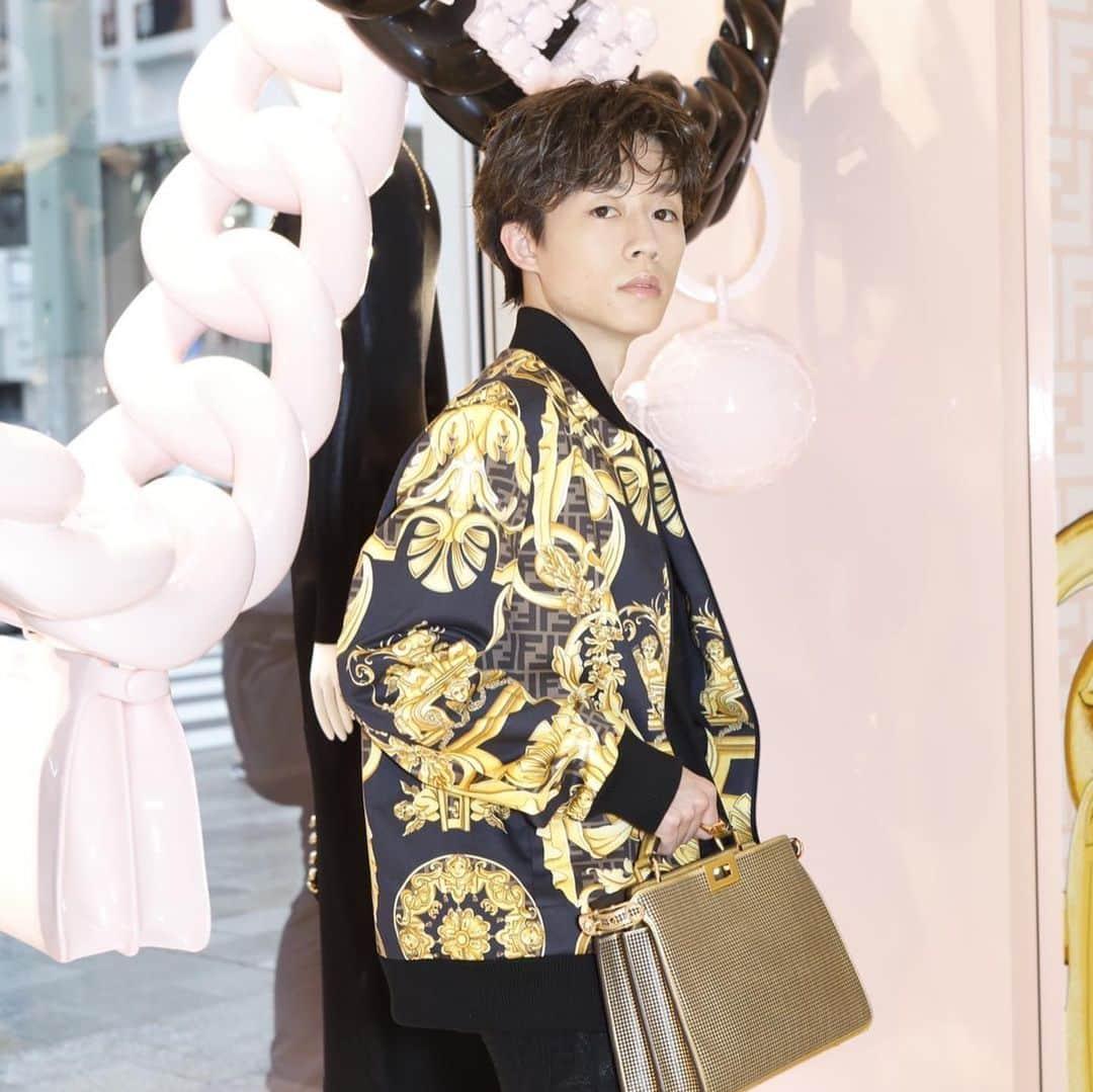 ゆうたさんのインスタグラム写真 - (ゆうたInstagram)「ついに本日発売の、 @fendi と @versace がそれぞれの役割を”スワップ“した史上初のコレクション #Fendace   普段の自分とは違う自分になれた気がしました✨  #FENDI #FENDACE #VersaceByFendi  @FENDI @SilviaVenturiniFendi」5月13日 19時52分 - com.yuta