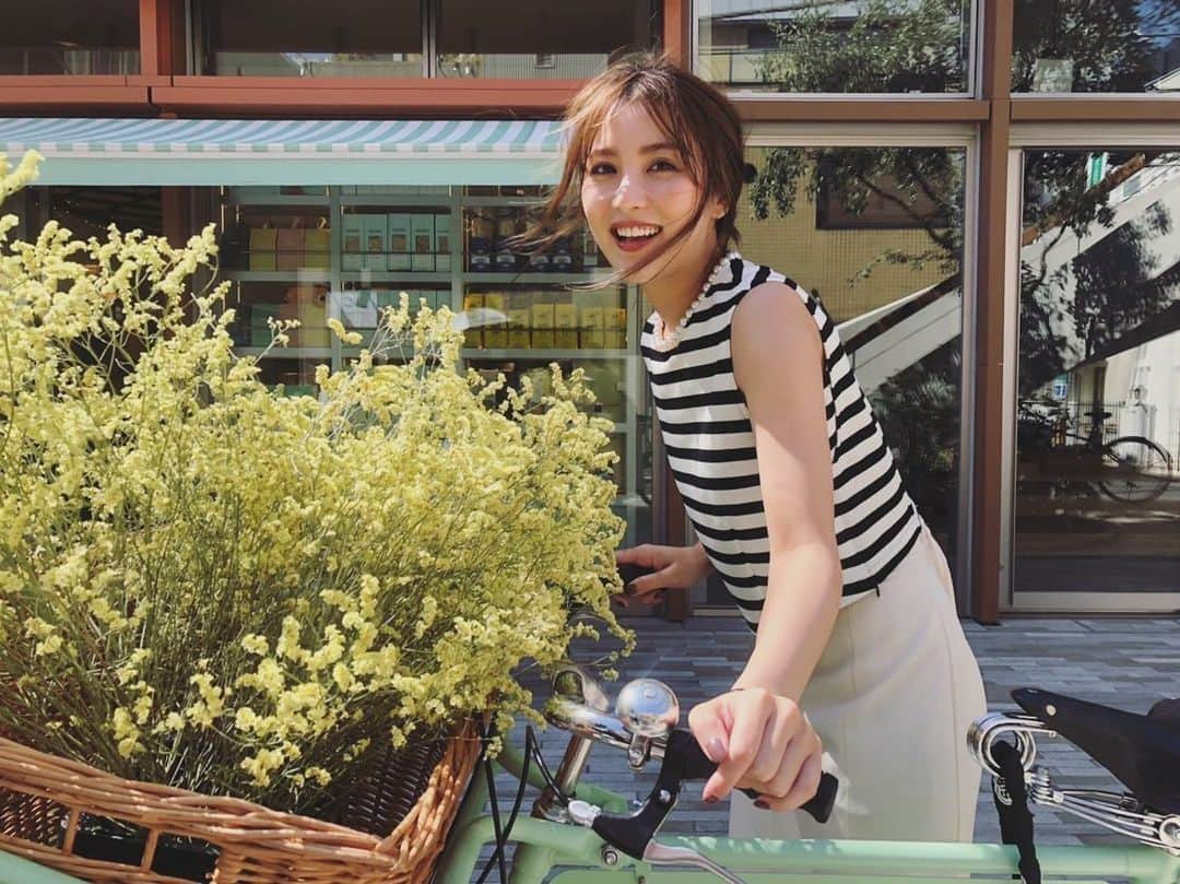 石川恋さんのインスタグラム写真 - (石川恋Instagram)「#美人百花 6月号💐 ✔︎フレアvsマーメイド最強スカートはどっち！？ 企画内でフレア派とマーメイド派が バチバチとマウントを取り合っている文章が すごく面白くて読み込んじゃった😚 ちなみに私はどっちのスカートも好き。笑 そして先月号に引き続き ✔︎LOVERARY BY FEILERのページも🍨 今月号もぜひチェックしてくださいね〜〜！」5月13日 20時30分 - ren_ishikawa