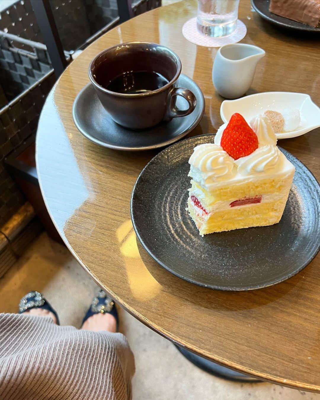 岡部あゆみさんのインスタグラム写真 - (岡部あゆみInstagram)「🛋🍰🍓🥄☕️ 今日はコラボワンピースのモカ♡」5月13日 21時45分 - ayumi_okabe