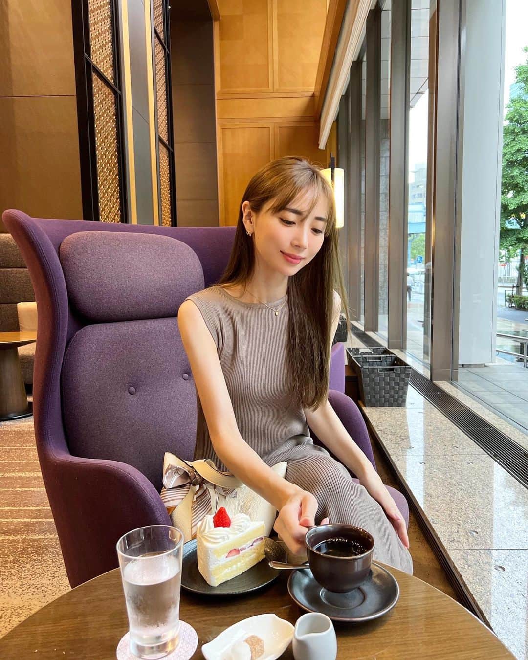 岡部あゆみさんのインスタグラム写真 - (岡部あゆみInstagram)「🛋🍰🍓🥄☕️ 今日はコラボワンピースのモカ♡」5月13日 21時45分 - ayumi_okabe