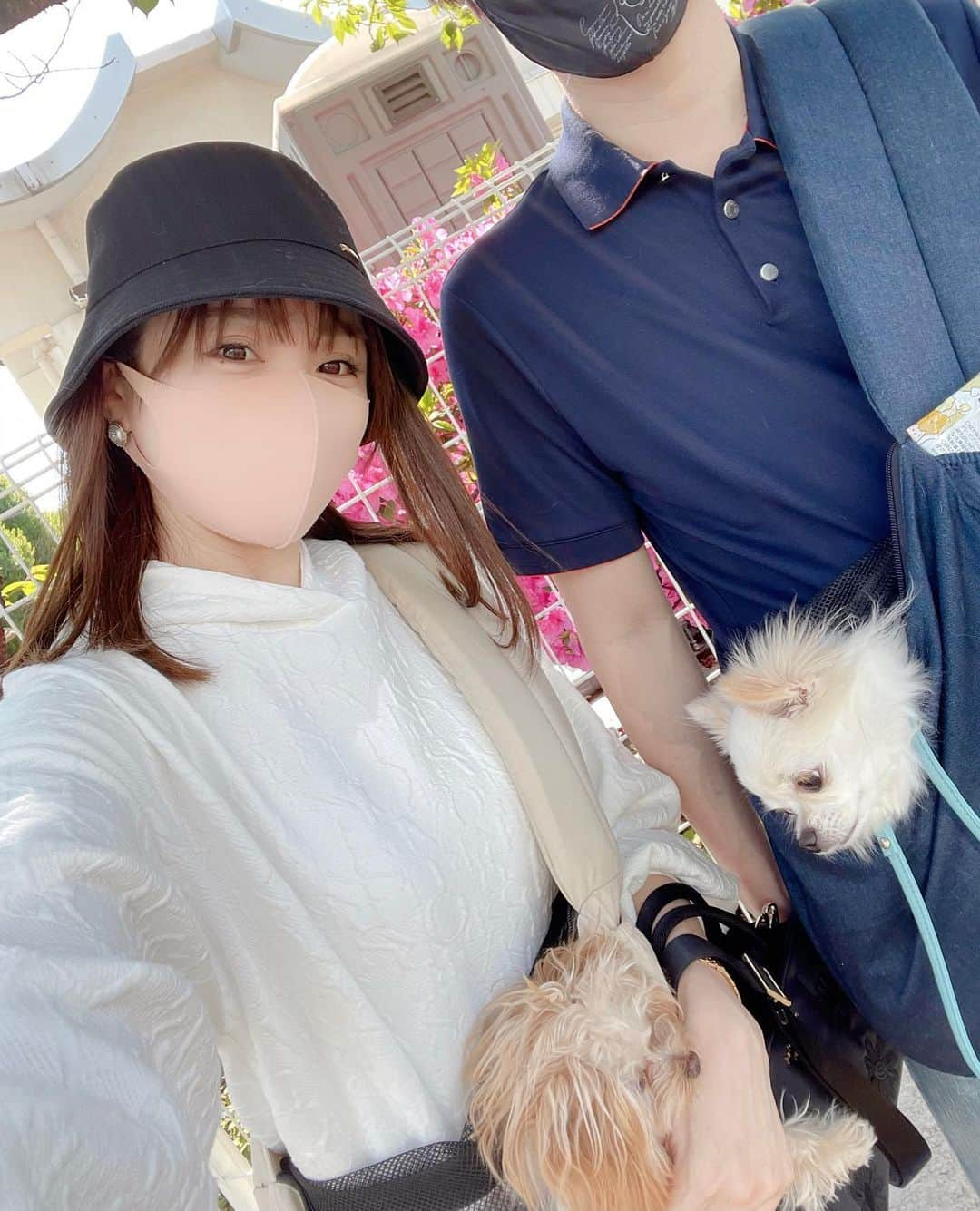 松岡里枝さんのインスタグラム写真 - (松岡里枝Instagram)「この前の休日🥰🌸 みんなでランチしてお散歩した日💓  パーカーにスニーカーでお散歩コーデ👟🤍  １つ前の投稿でも紹介したこの新作スカートは、 パーカーやTシャツなど カジュアルトップス合わせもおすすめです！🥰  このパーカーは @cecilmcbee_official の🫶🏻✨ ホワイトが爽やかで可愛い🤍 (ちなみにeflaでもパーカー出るのでお楽しみに..☺️❣️)  スカートも、タックプリーツのプリッと感が可愛い😍🤎 シンプルで合わせやすいから普段使い率高めです💕💕  P.S レオくんとモカちゃんは 一切カメラを見てくれません😂笑🐶  #efla #エフラ #パーカー #スニーカー」5月13日 22時03分 - okarie1023