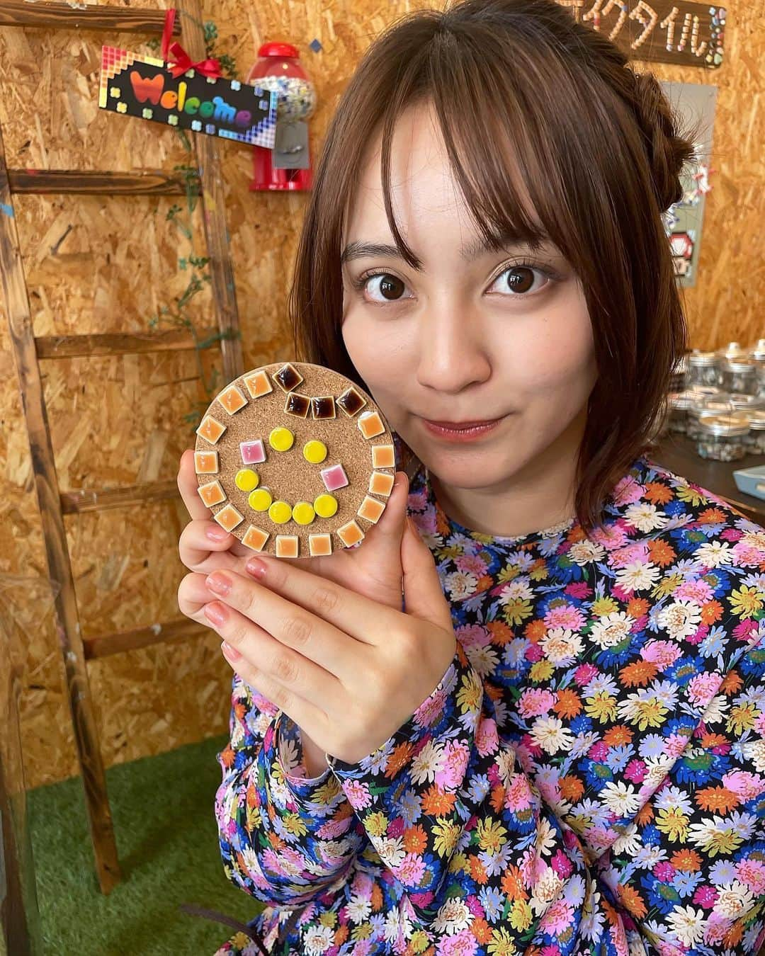 岡田結実さんのインスタグラム写真 - (岡田結実Instagram)「⁡ ▷▷▷▸▸▸▸▸◂◂◂◂◂◁◁◁ ⁡ 📷 あそべるタイル屋さん Tenjin ecoStyle  愛知県小牧市小木東１－４７－２ ２階 TEL：０５６８－６４－５１９０ １０：００～１６：００（出張教室の日は臨時休業） 定休日 水曜日、第２・４土曜日、日曜日（月に１度日曜営業あり） 体験料 モザイクタイルコースター作り １枚６００円 ⁡ ▷▷▷▸▸▸▸▸◂◂◂◂◂◁◁◁ ⁡ タイルを使ってオリジナルコースターを作りました👍 カラフルなタイルがかわいすぎて迷っちゃう🥰 簡単に作れるのでおすすめです💕 ⁡ あなたも誰かと行きたくなる、Finder TRIP✨ ⁡ ⁡ ⁡ 見逃し配信はこちら💁‍♀️ ＜FinderTRIP＞小牧市 タイルのコースター作り ✅ロキポ https://locipo.jp/creative/19697576-9aca-446a-a736-d468666356de   ✅YouTube https://youtu.be/aIYdzU9jfwc ⁡ ⁡ #findertrip #ファインダートリップ #岡田結実 #緑黄色社会 #名古屋 #カメラ #名古屋デート #フィルムカメラ  #名古屋カメラ部 #名古屋観光 #名古屋鉄道 #電車旅 #小牧 #小牧カフェ #小牧ランチ #小牧グルメ #モザイクタイル #あそべるタイル屋さん #tenjinecoStyle #タイル」5月13日 22時53分 - okada_yui_official