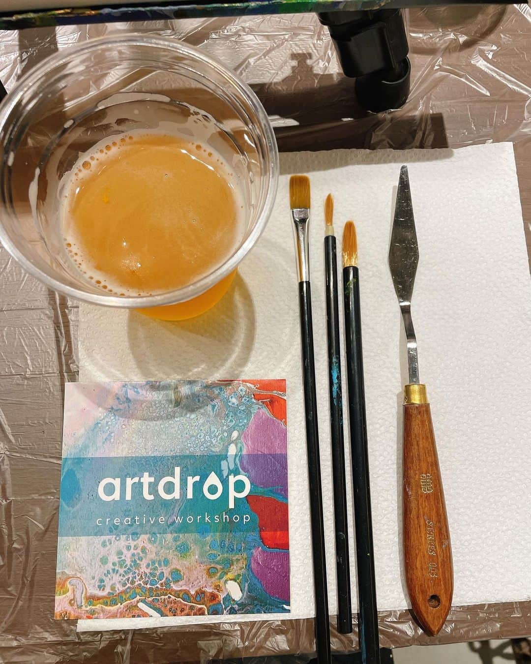 原直子さんのインスタグラム写真 - (原直子Instagram)「Art day🎨✨  ・  art dropさんのインスピレーションアートのワークショップに参加して来ました💐 講師ははじめまして！のフラワー＆アートクリエイターの桑名亜子実さん！(@uriluna.f @asumikuwana )  なんとお酒を飲みながら描けると言う夢のような空間〜🍻一杯目はビールです💕 色んなお花がある中で私はかすみ草にしました。 もともとかすみ草のみを飾るのも好きなので、即決✨  好きな色をパレットに取って、キャンバスにのせて行く作業は楽しい！ 絵は勉強した事もないし、技術とか何にもないけど、そんなの関係なし😊 ただただ好きな色が広がっていくと幸せな気持ちになります✨ 最後に白の絵の具をスポンジとハケでポンポンしてかすみ草を描いて完成🌷  参加された皆さんの作品どれも素敵！皆さんお花を描いてるのに、描き方も着眼点も、色の使い方も全部違う！ 自分の感性とは全く別の感性で表現されてるのを見ると物凄い衝撃です✨  素敵な時間でした😊  #artdrop #福岡アート #インスピレーションアート #アートな休日 #かすみ草が好き #アートを飾る #アートを楽しむ #fukuokaart #アート素人 #趣味の時間 #アラサーの休日 #飲みながら #好きな色 #」5月13日 23時26分 - naoko_15_hara